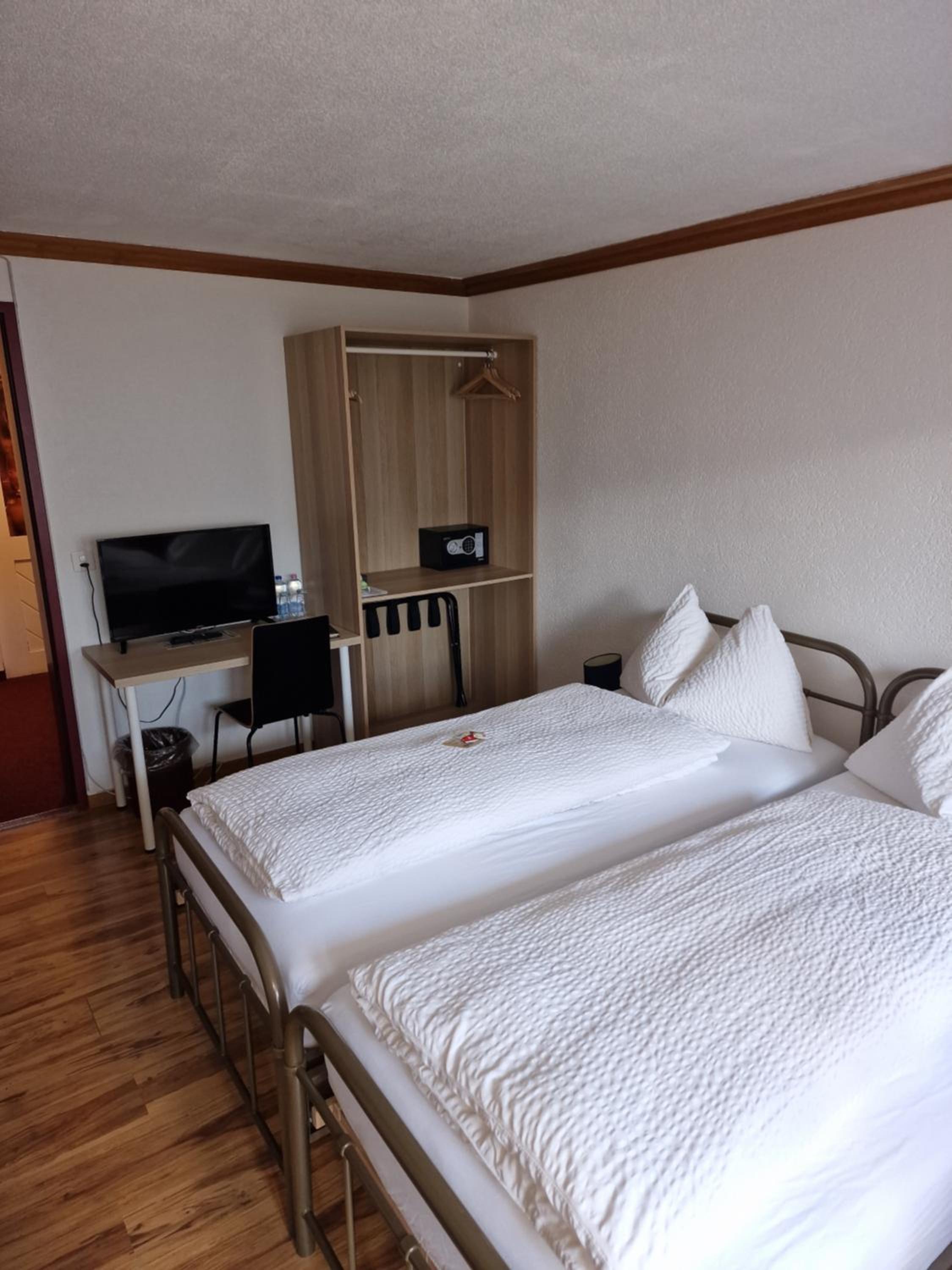 Twin Room - Photo 3