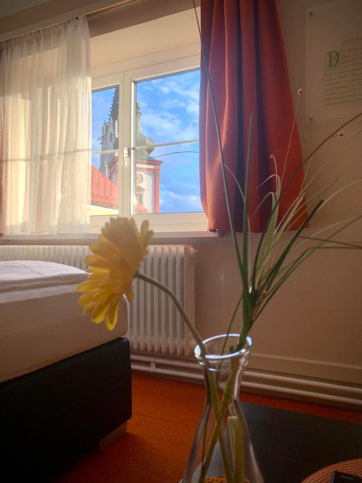 Classic Double Room with City View - Photo 4