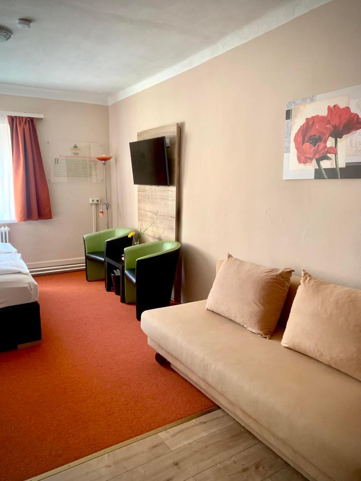 Classic Double Room with City View - Photo 3