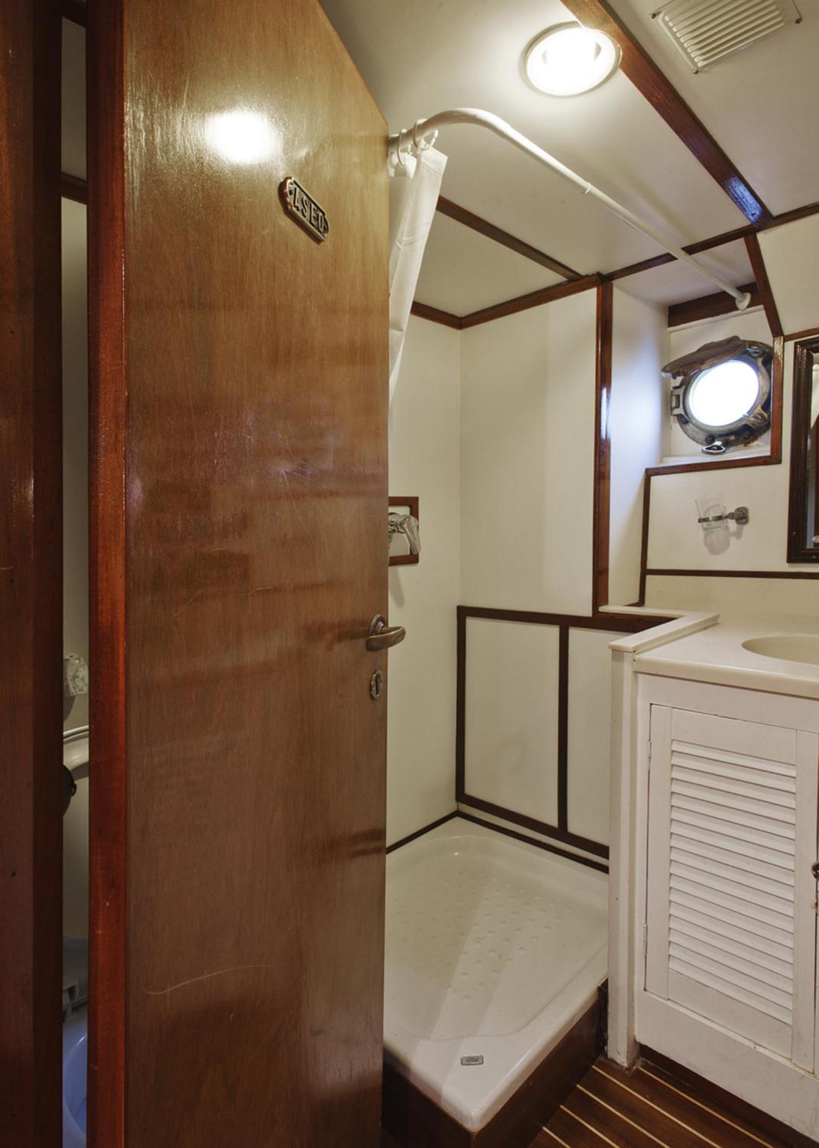 Cabin on Boat (1 Adult)  photo 3