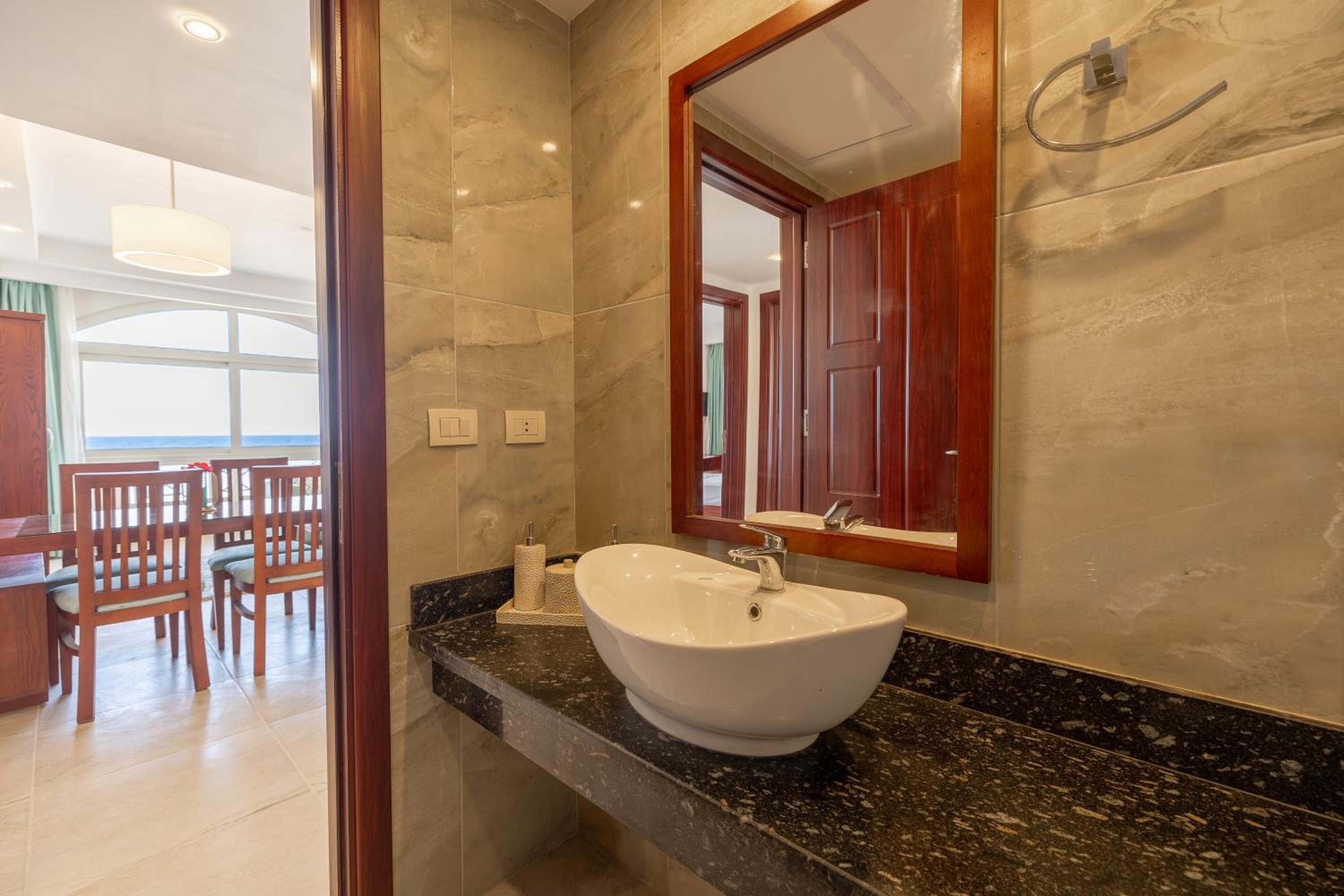 Deluxe Suite with Sea View photo 2