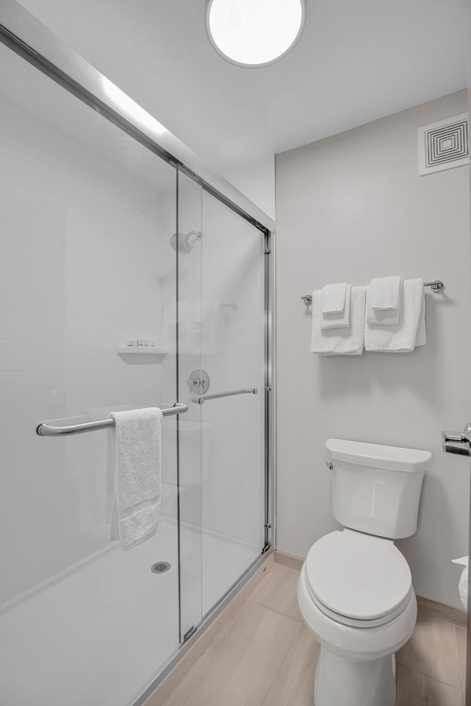 Standard King Room - Photo 9