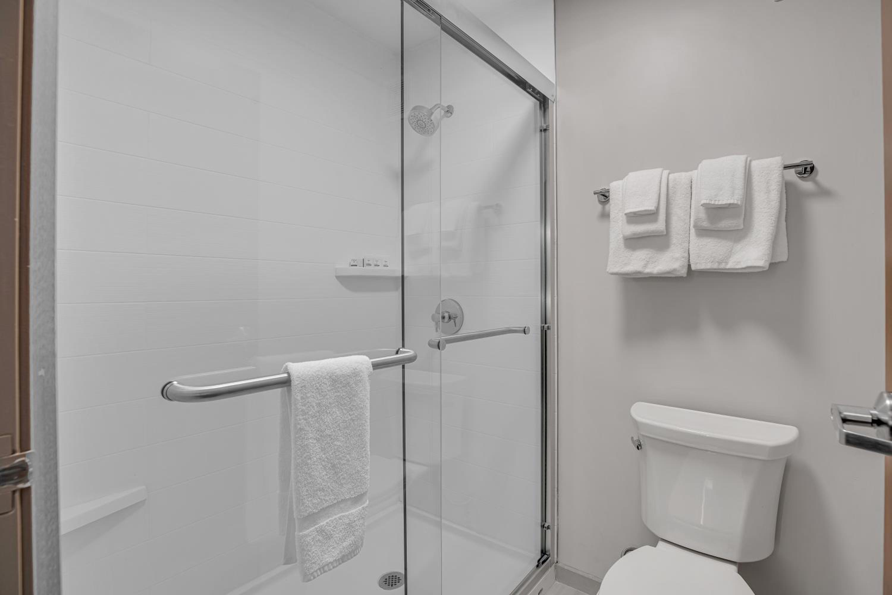 Standard King Room - Photo 10