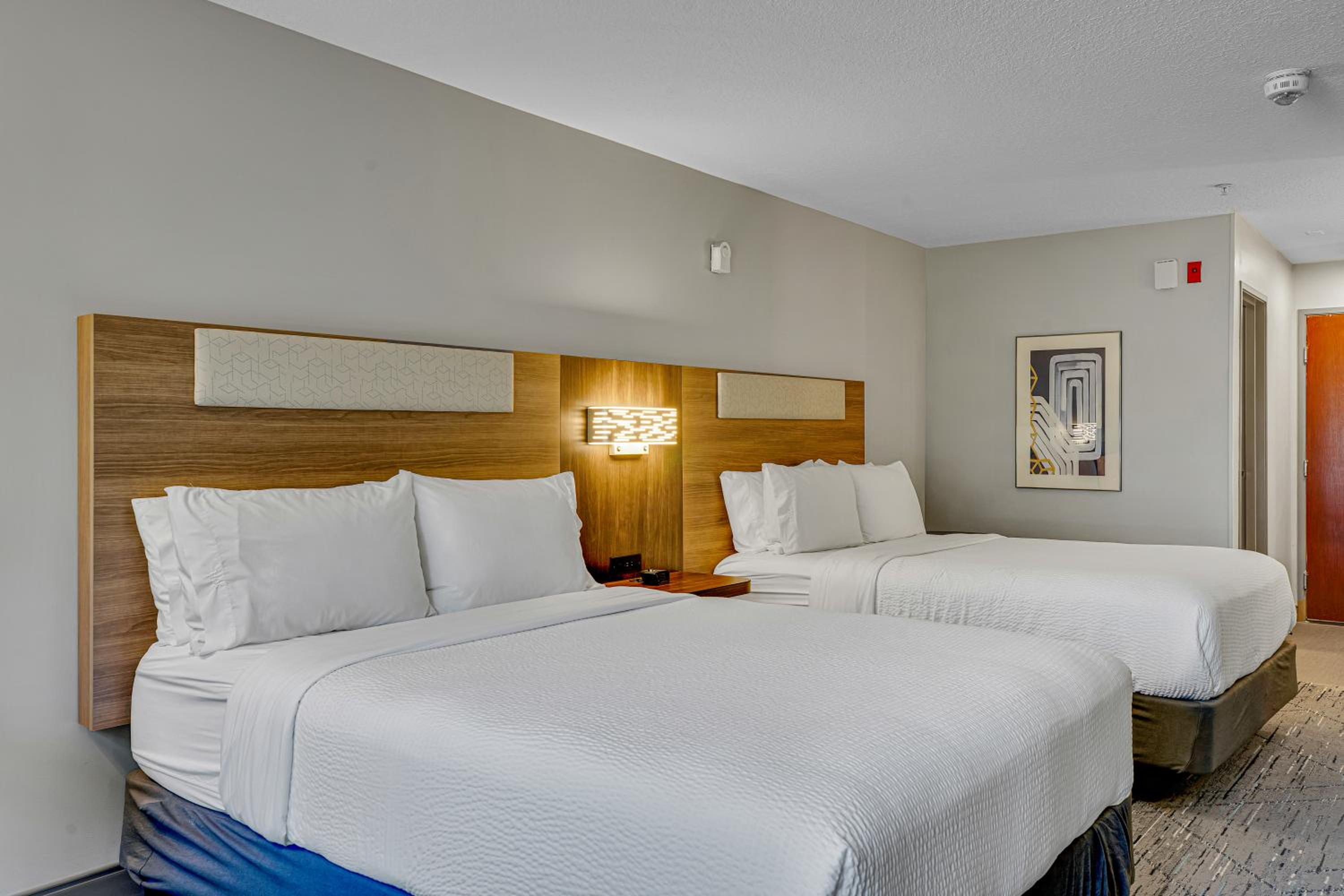 Standard Room with Two Queen Beds - Photo 8