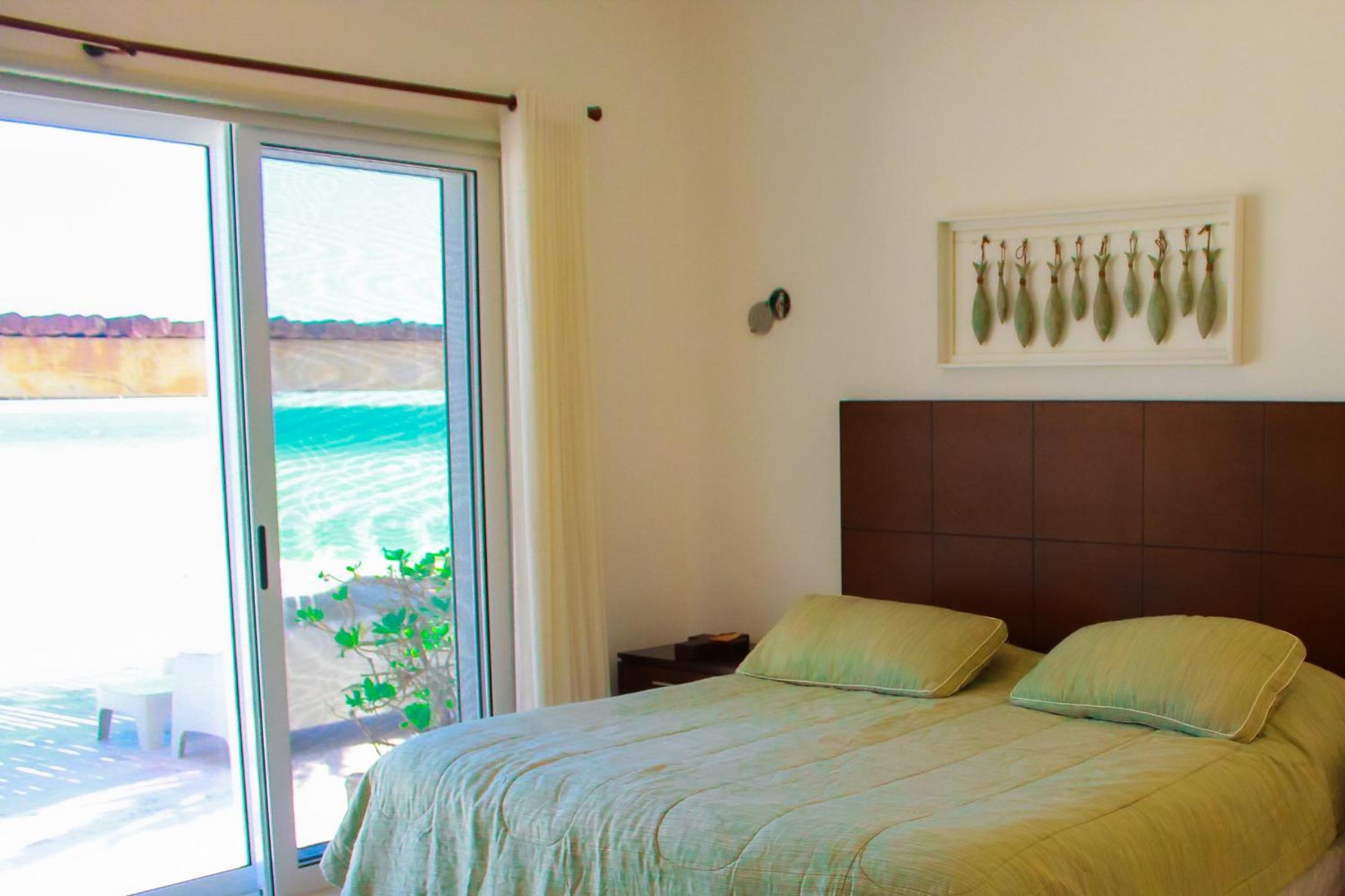 Five-Bedroom House photo 1