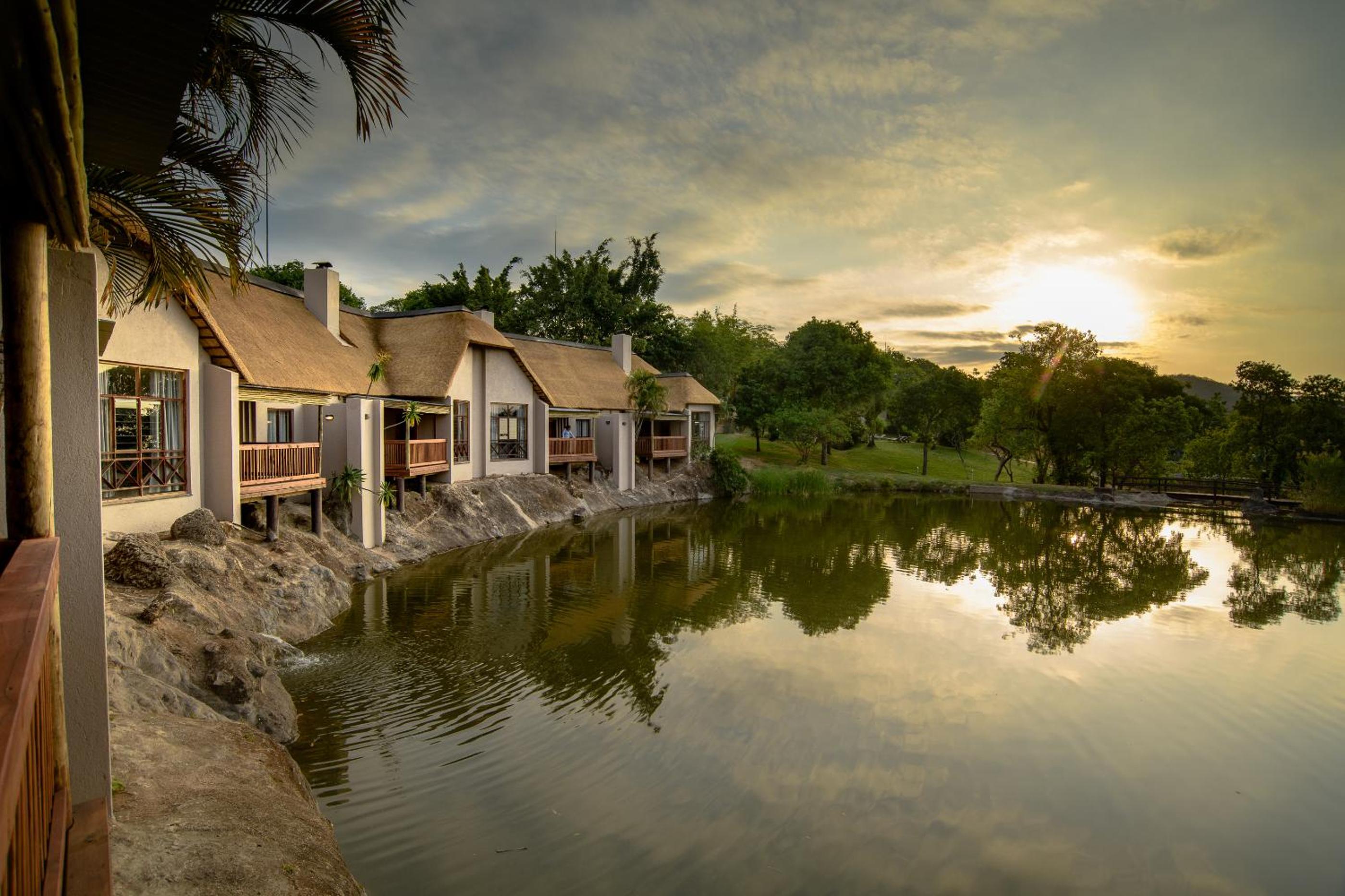 Deluxe Double or Twin Room with Lake View photo 2