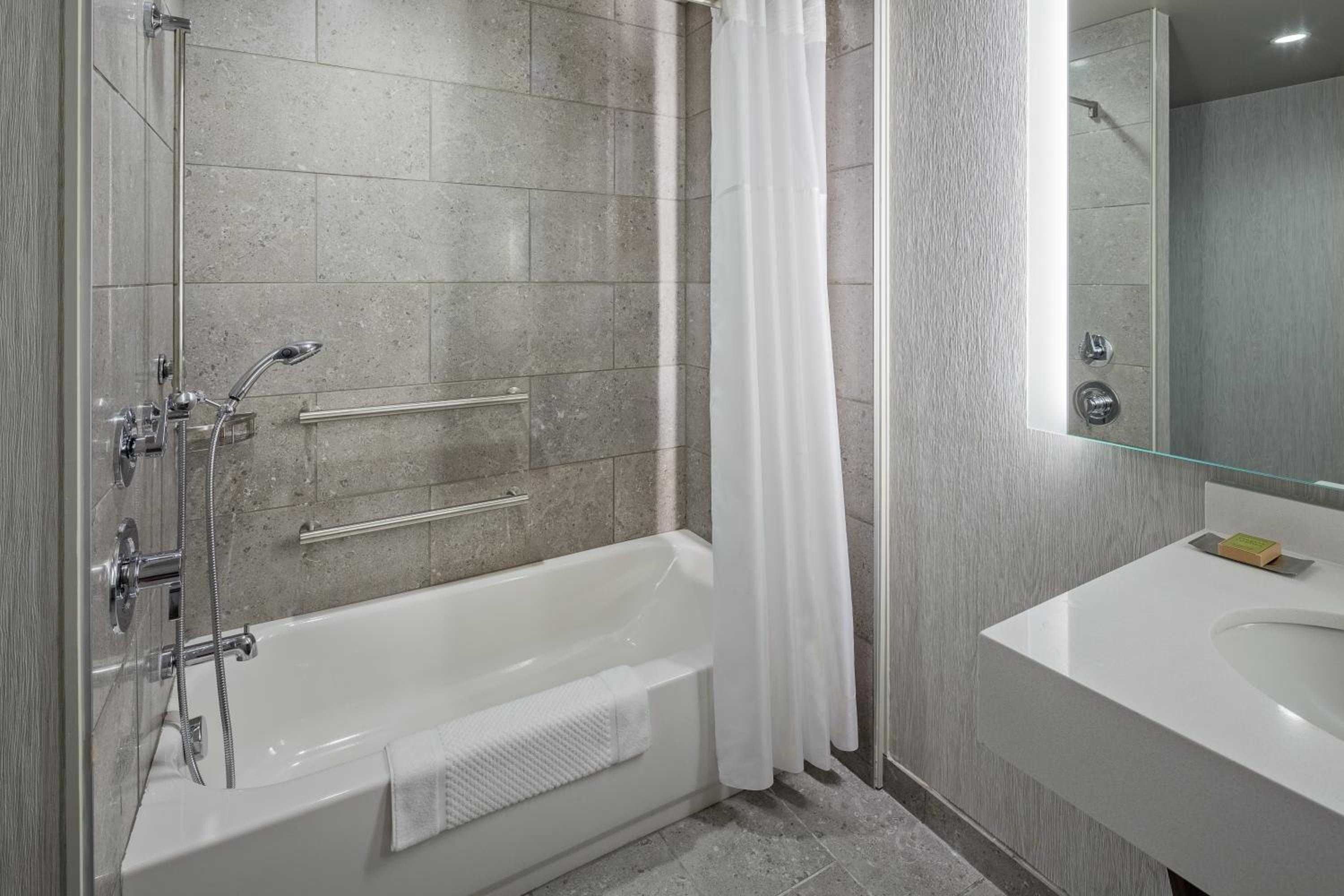 King Room with Accessible Tub - Mobility and Hearing Access - Photo 2