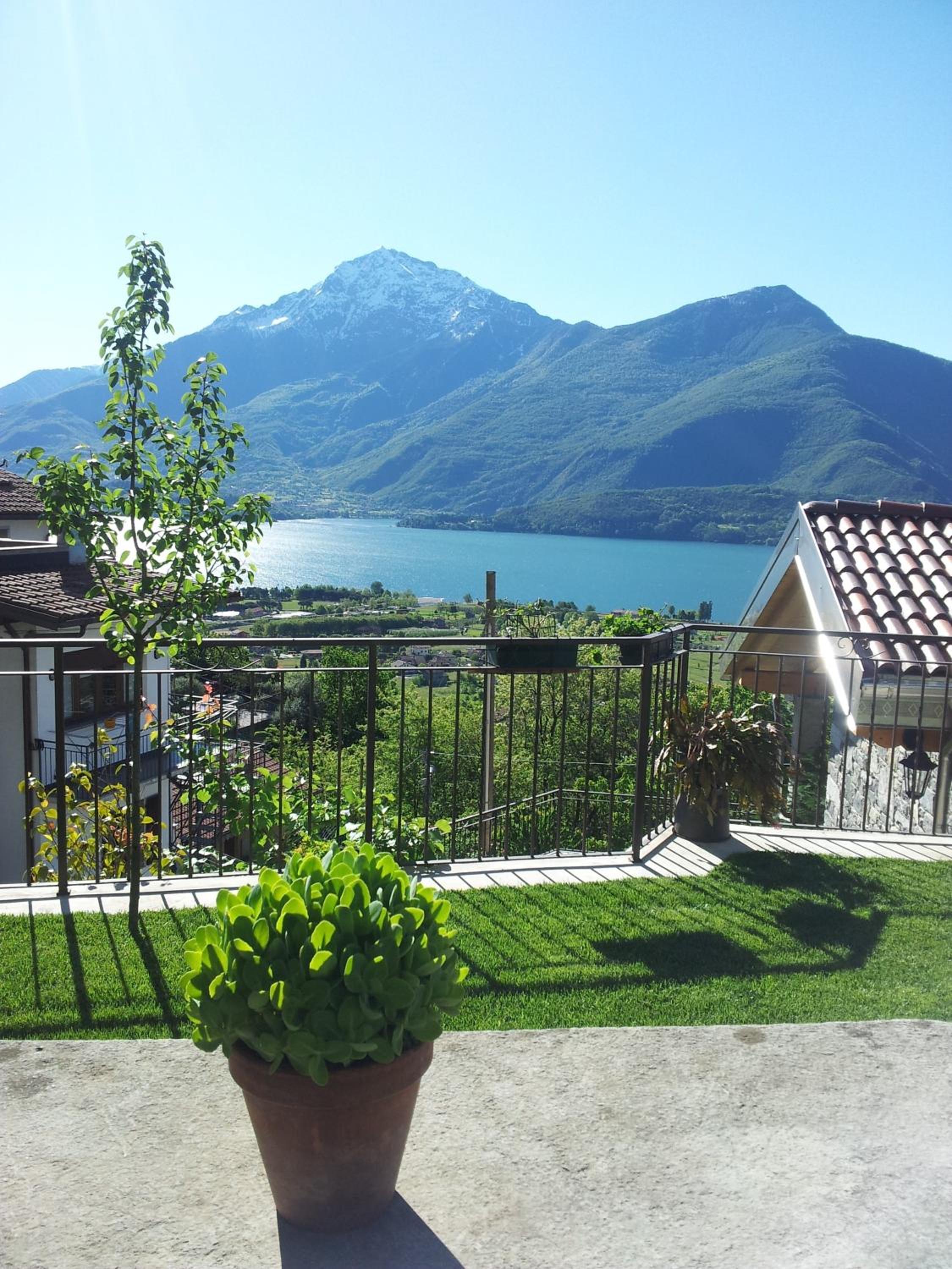 One-Bedroom Apartment with Lake View photo 2