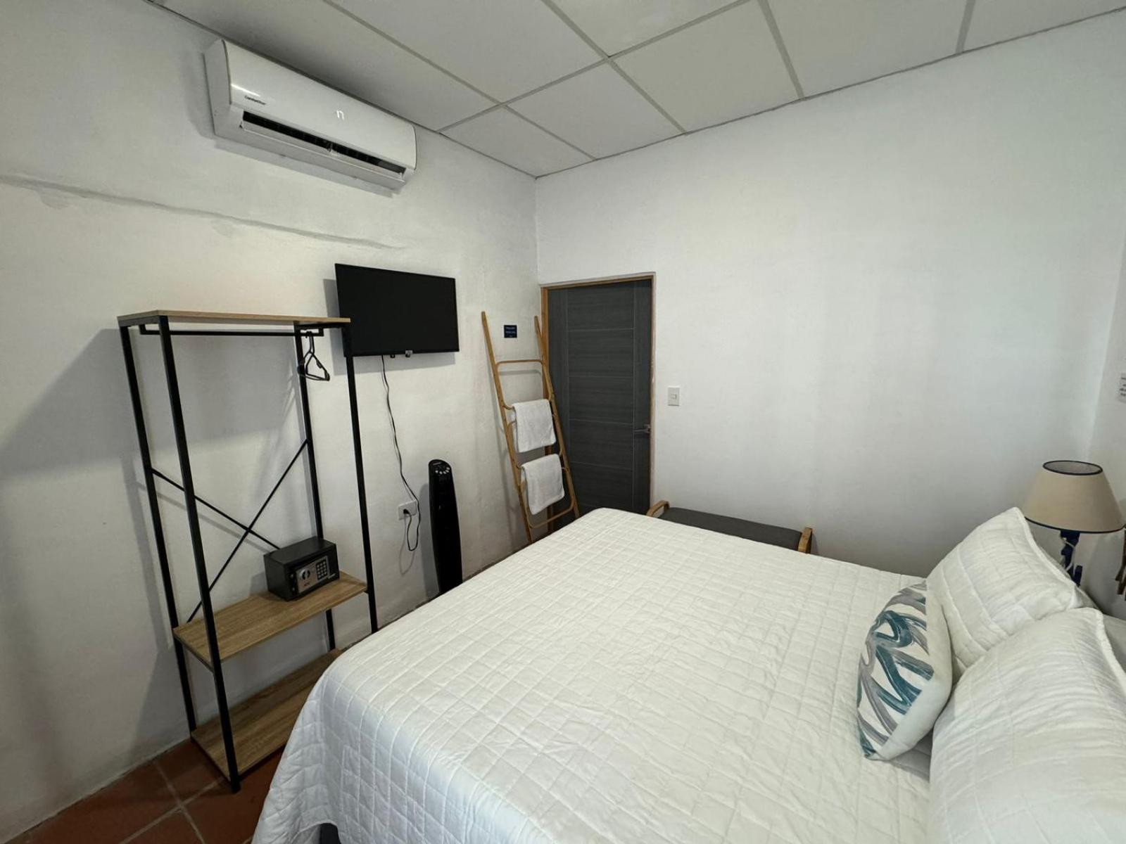 Double or Twin Room with Sea View photo 3