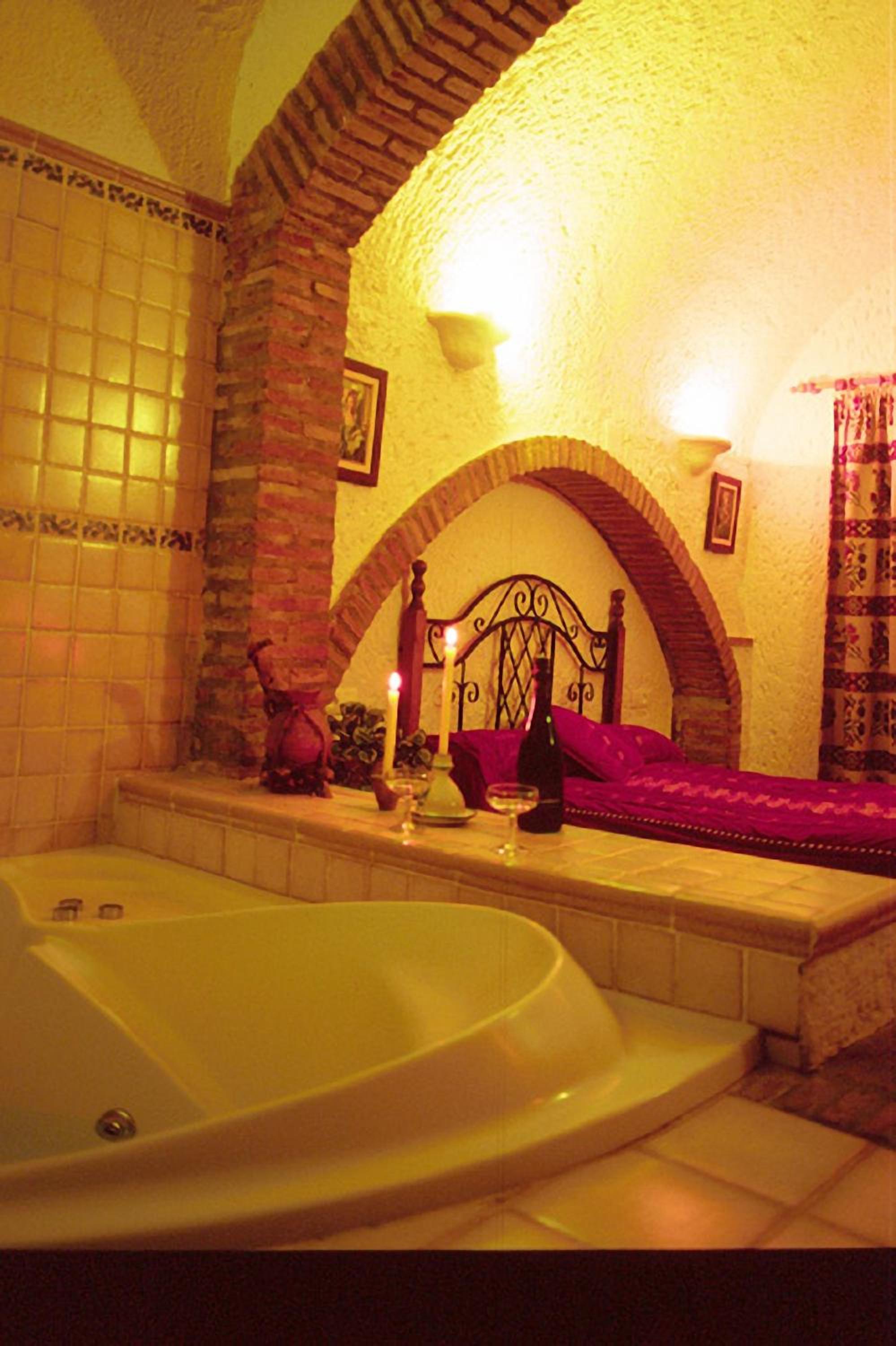 Suite Cave with Hot Tub - Photo 10