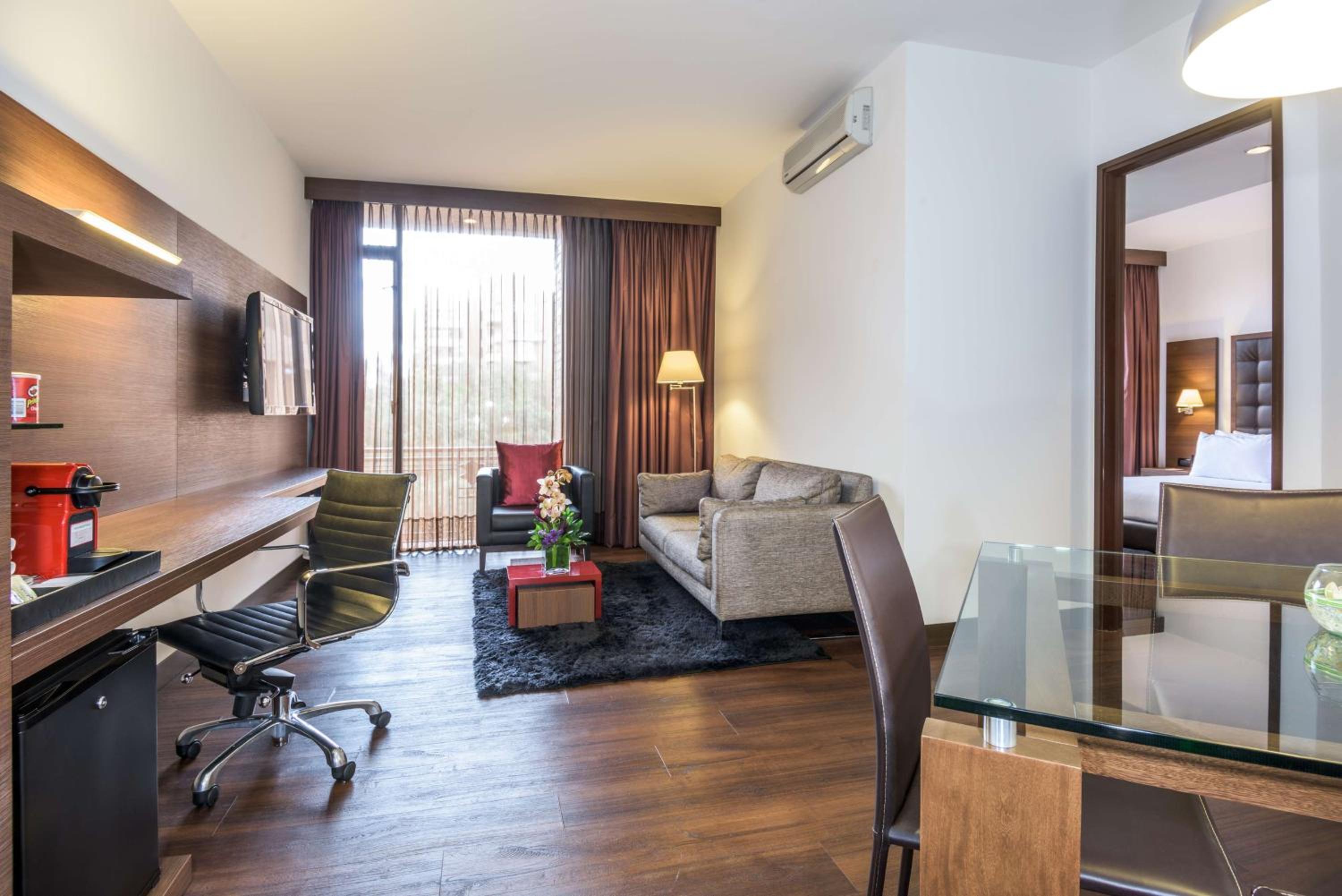 Suite - Photo 1