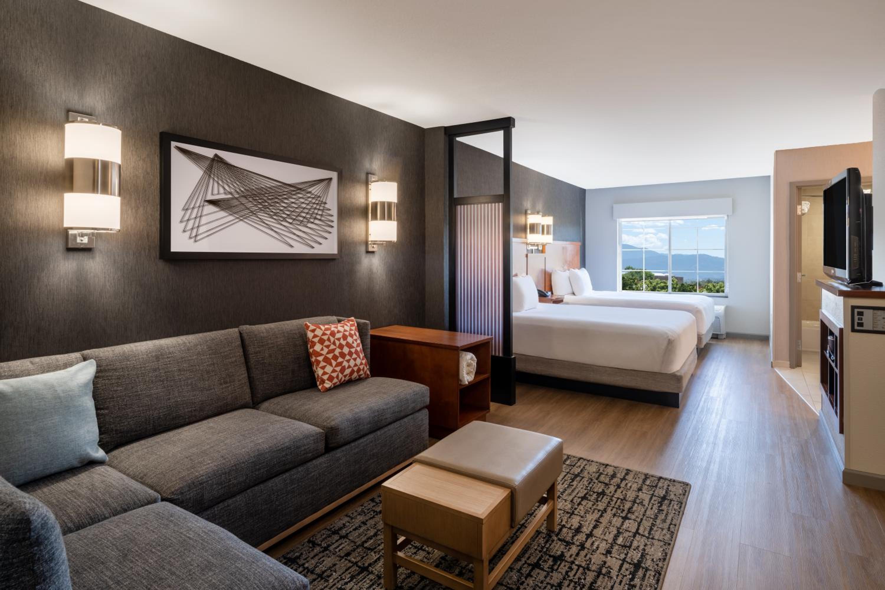 Queen Room with Two Queen Beds and Sofa Bed - High Floor - Photo 1