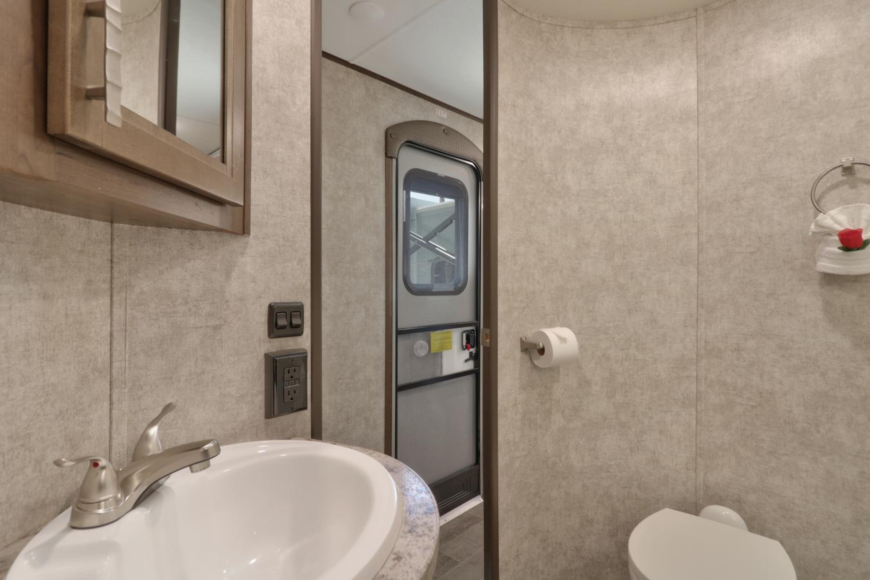 Vacation Camper 1 Bedroom (No Pets) photo 3