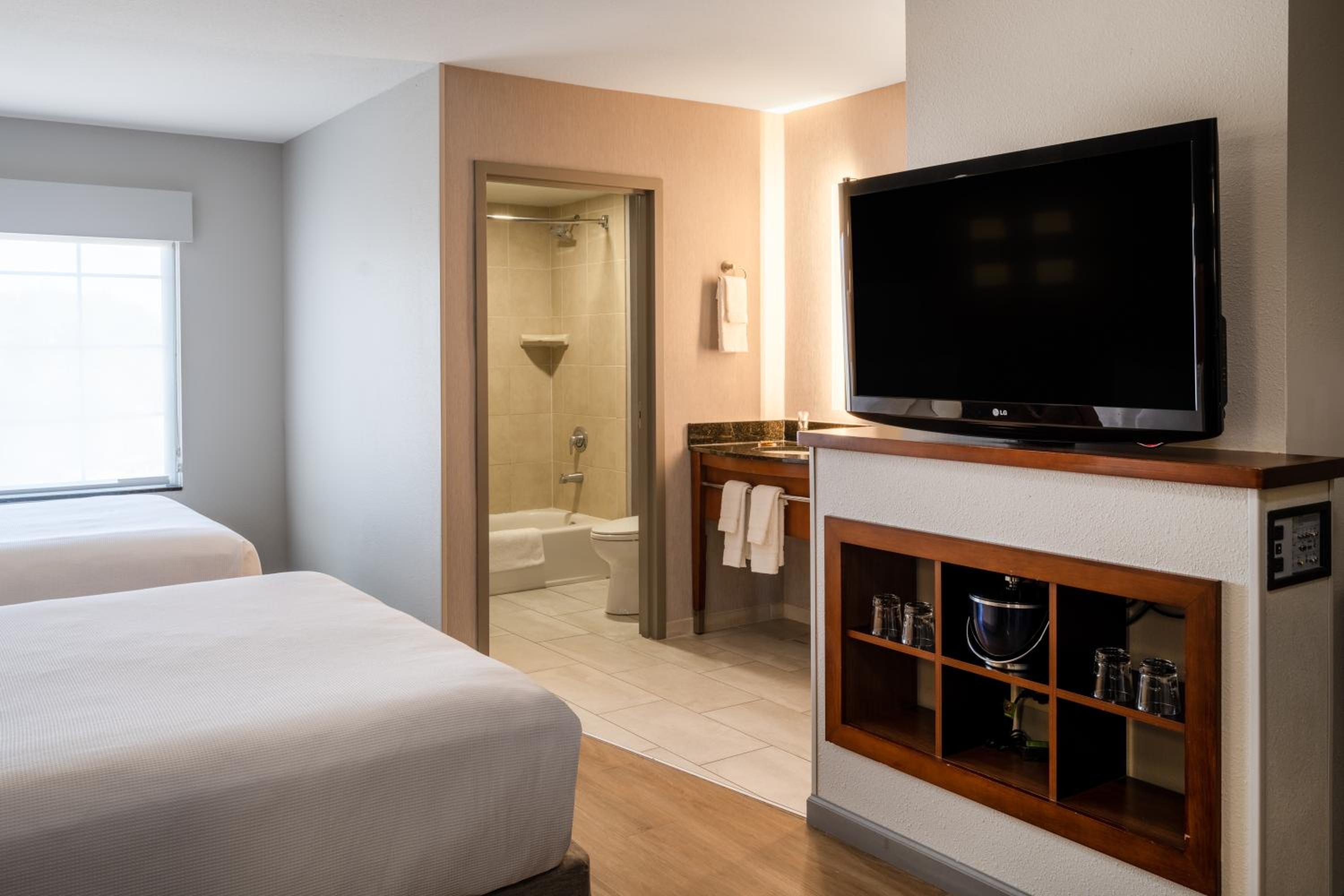 Queen Room with Two Queen Beds and Sofa Bed - Photo 4