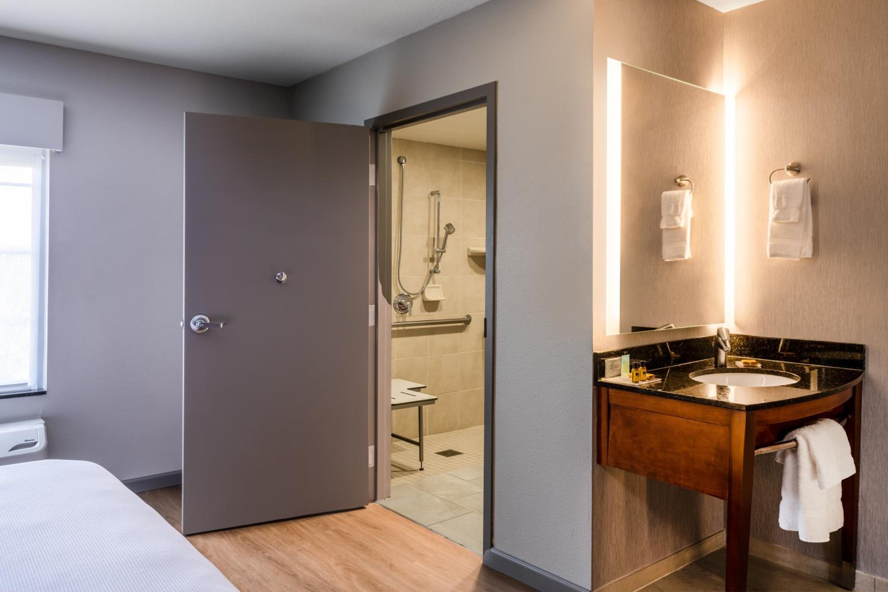 Queen Room with Sofa Bed and Roll-In Shower - Disability Access - Photo 4