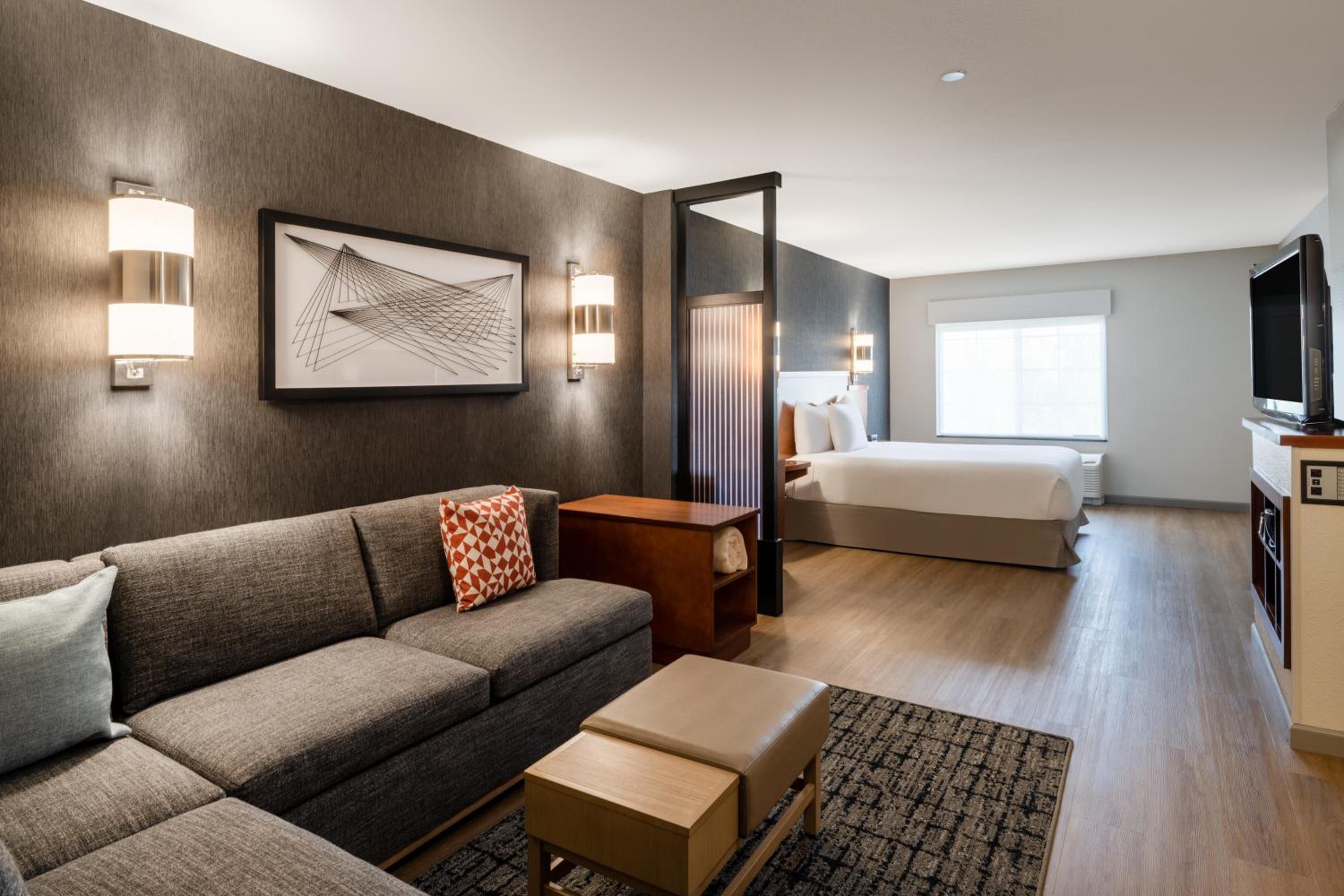 Queen Room with Sofa Bed and Roll-In Shower - Disability Access - Photo 5