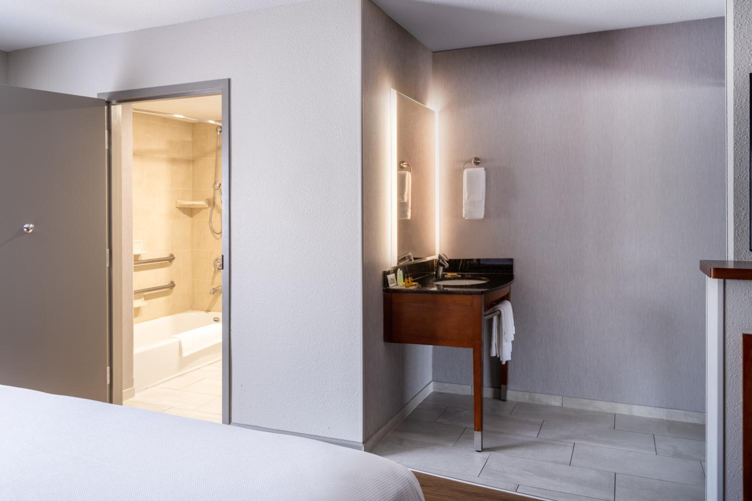 Queen Room with Sofa Bed and Accessible Tub - Disability Access - Photo 3