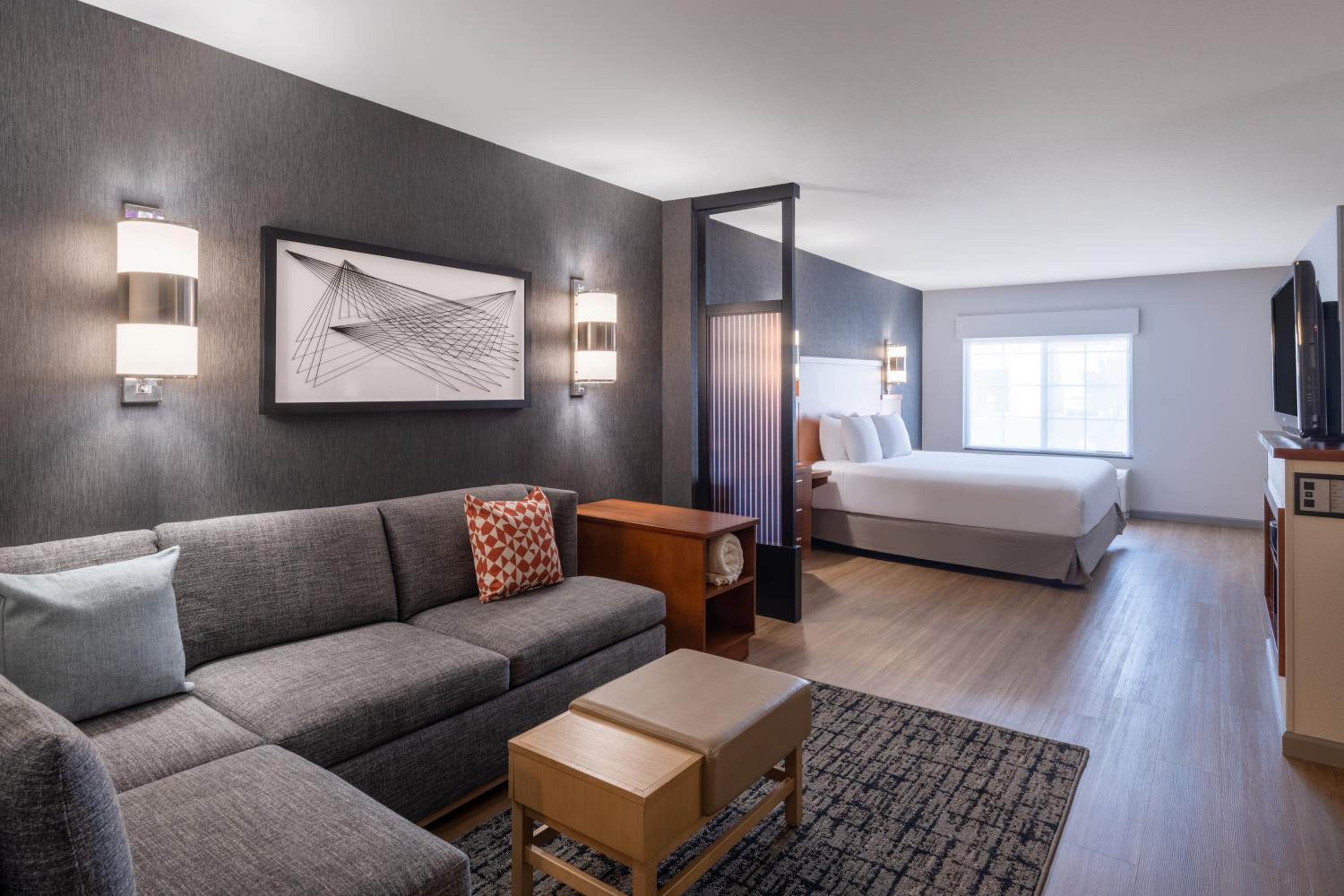 King Room with Sofa Bed and Accessible Tub - Disability Access - Photo 3