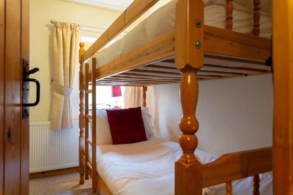 Seven-Bedroom House photo 2