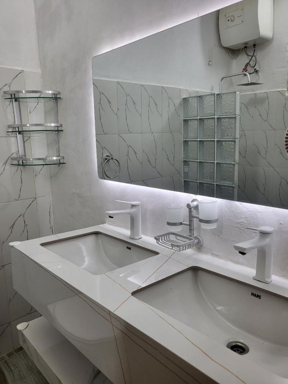 Deluxe Double Room (2 Adults + 1 Child) - Photo 16