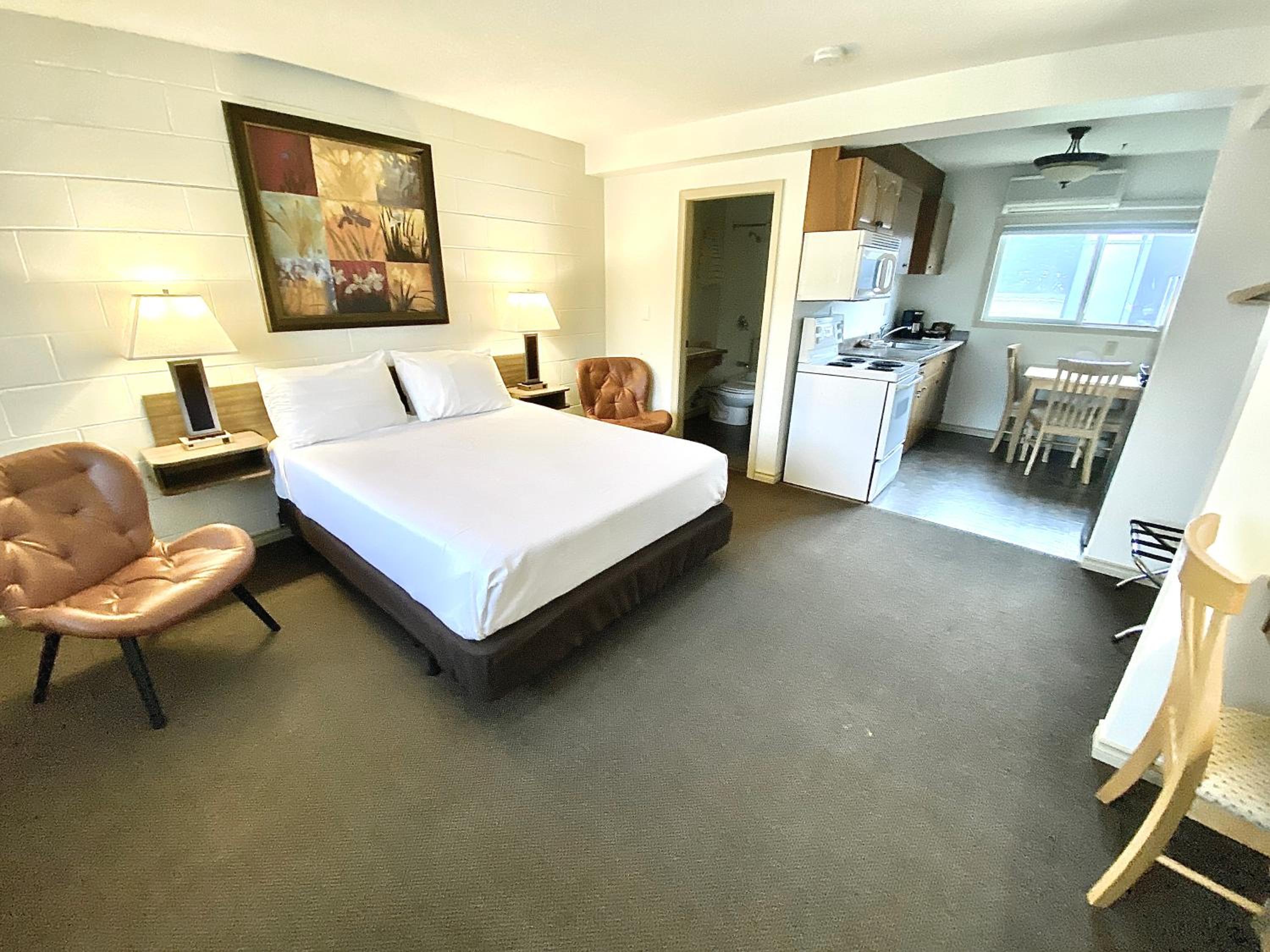 Queen Room with Kitchenette - Photo 2