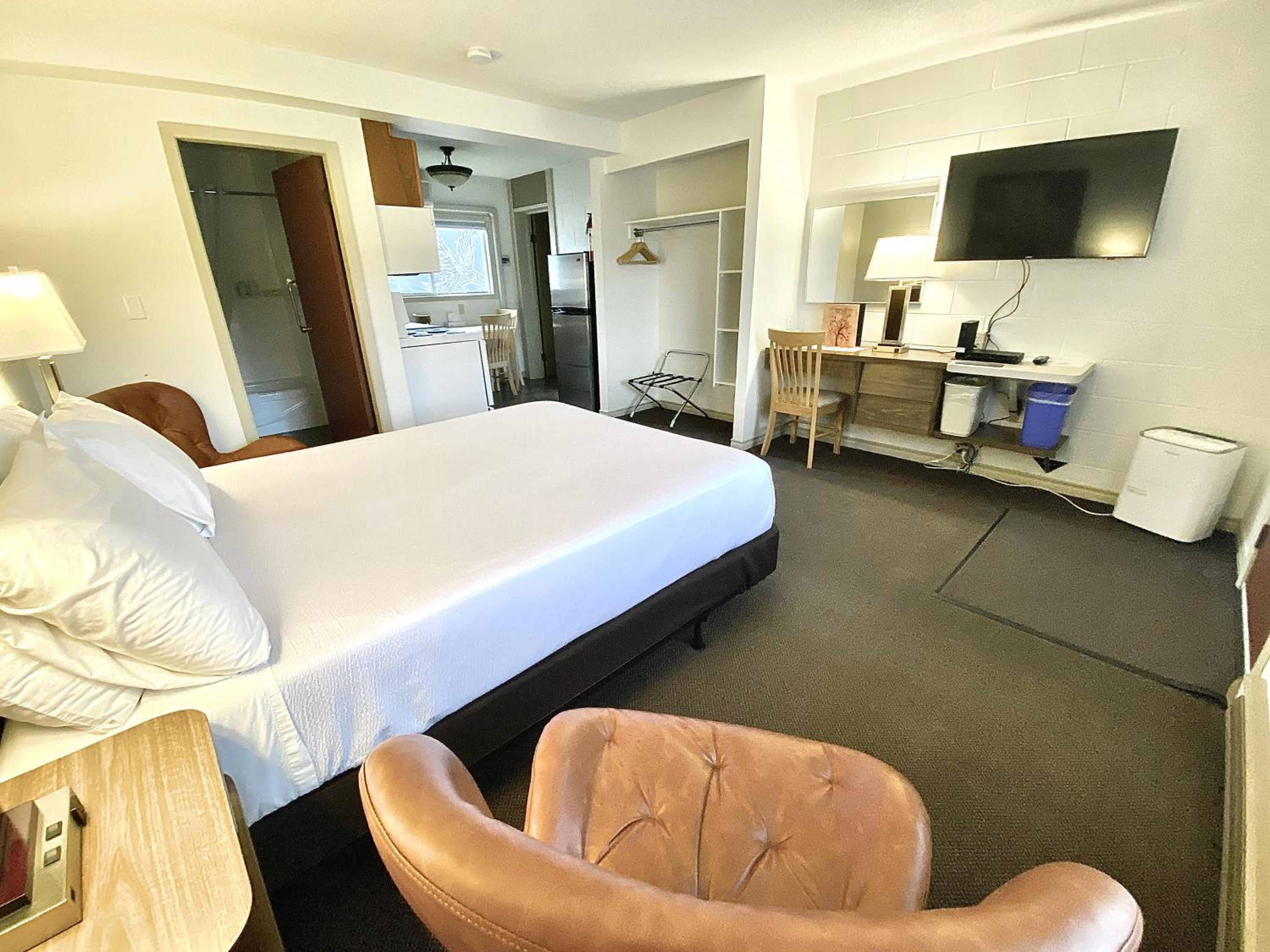 Queen Room with Kitchenette - Photo 5