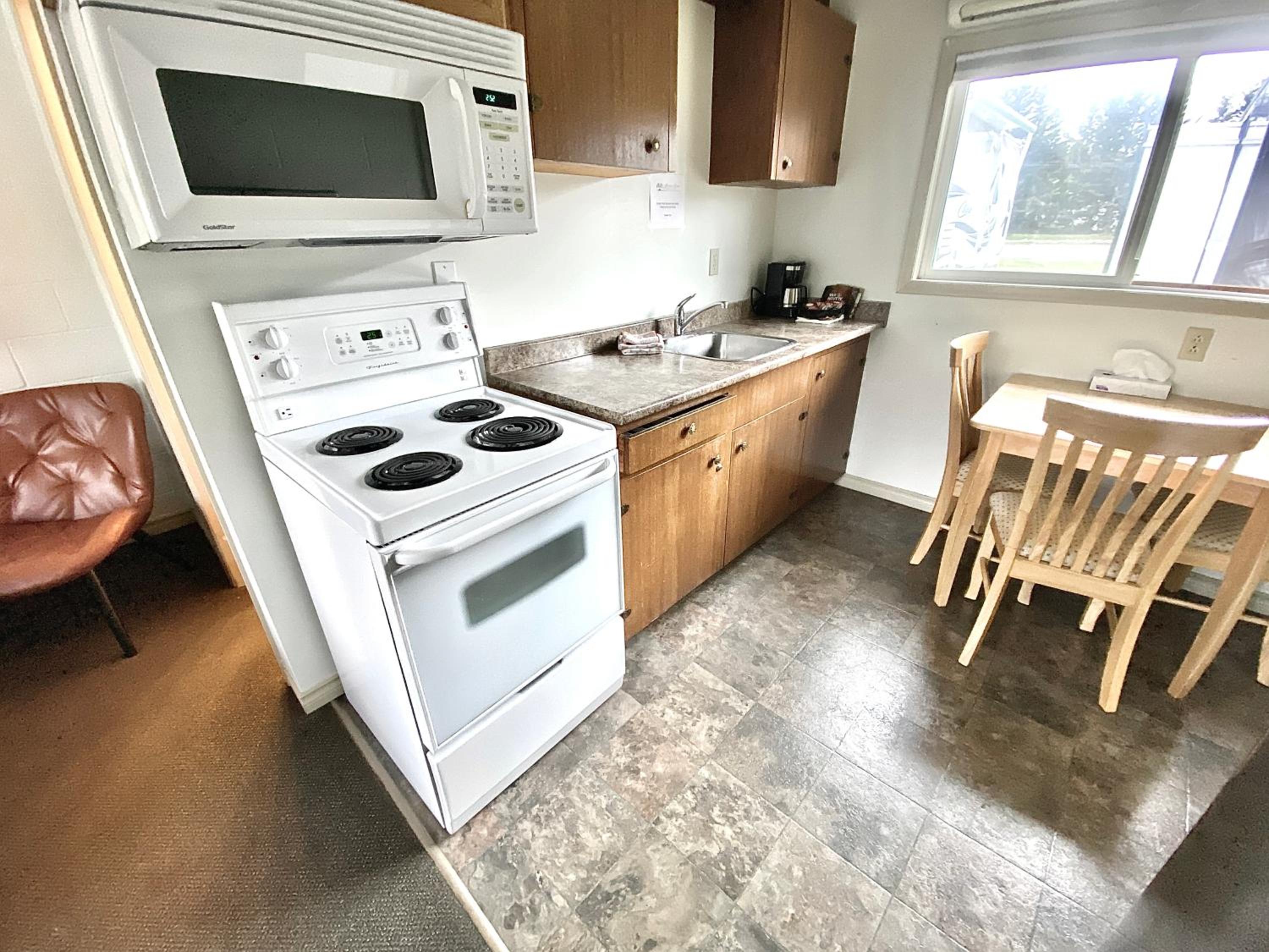 Queen Room with Kitchenette - Photo 6