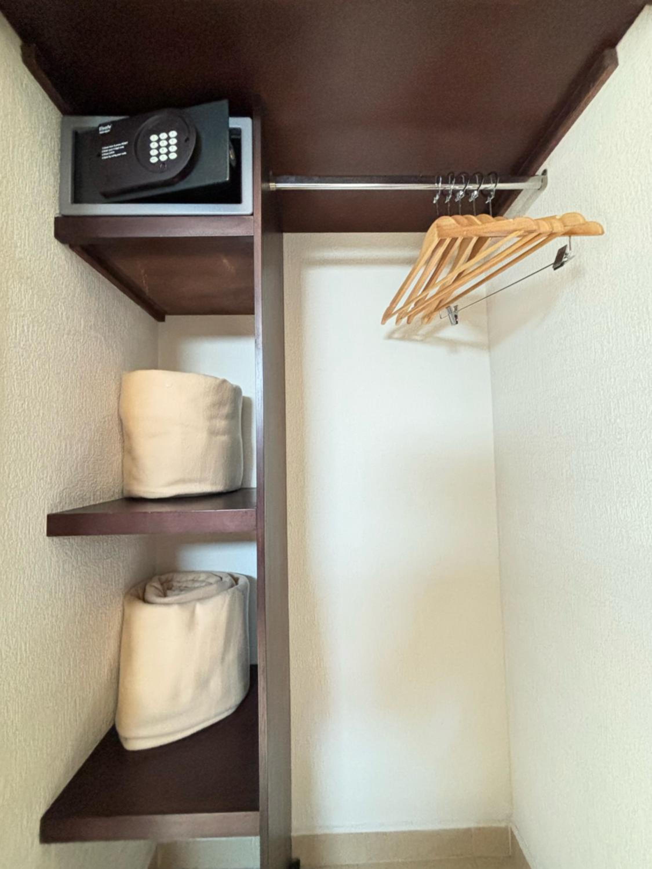 King Room with No View - Non Smoking/Interior Hall photo 3