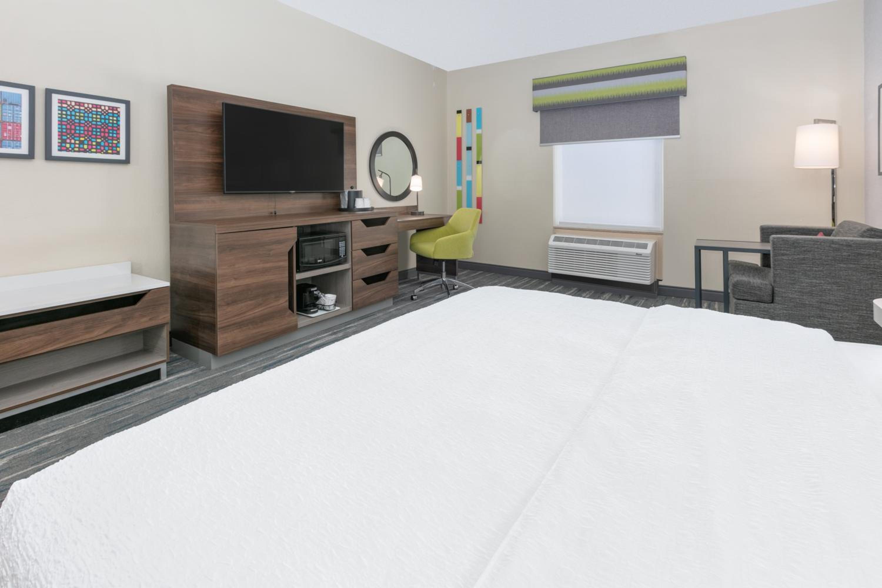 King Room with King Bed - Non-Smoking - Photo 3
