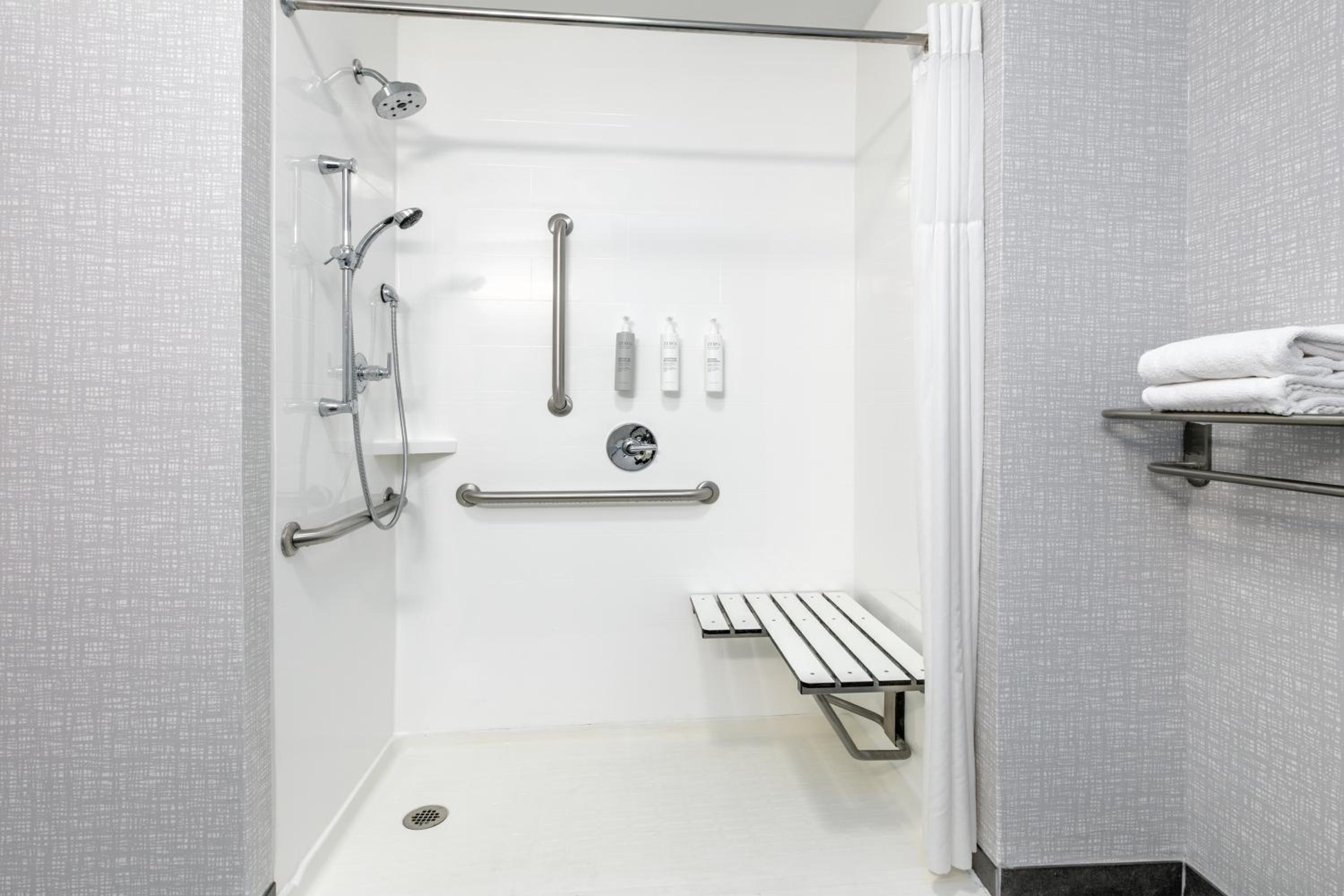 Queen Room with Two Queen Beds - Mobility and Hearing Access/Non-Smoking - Photo 4