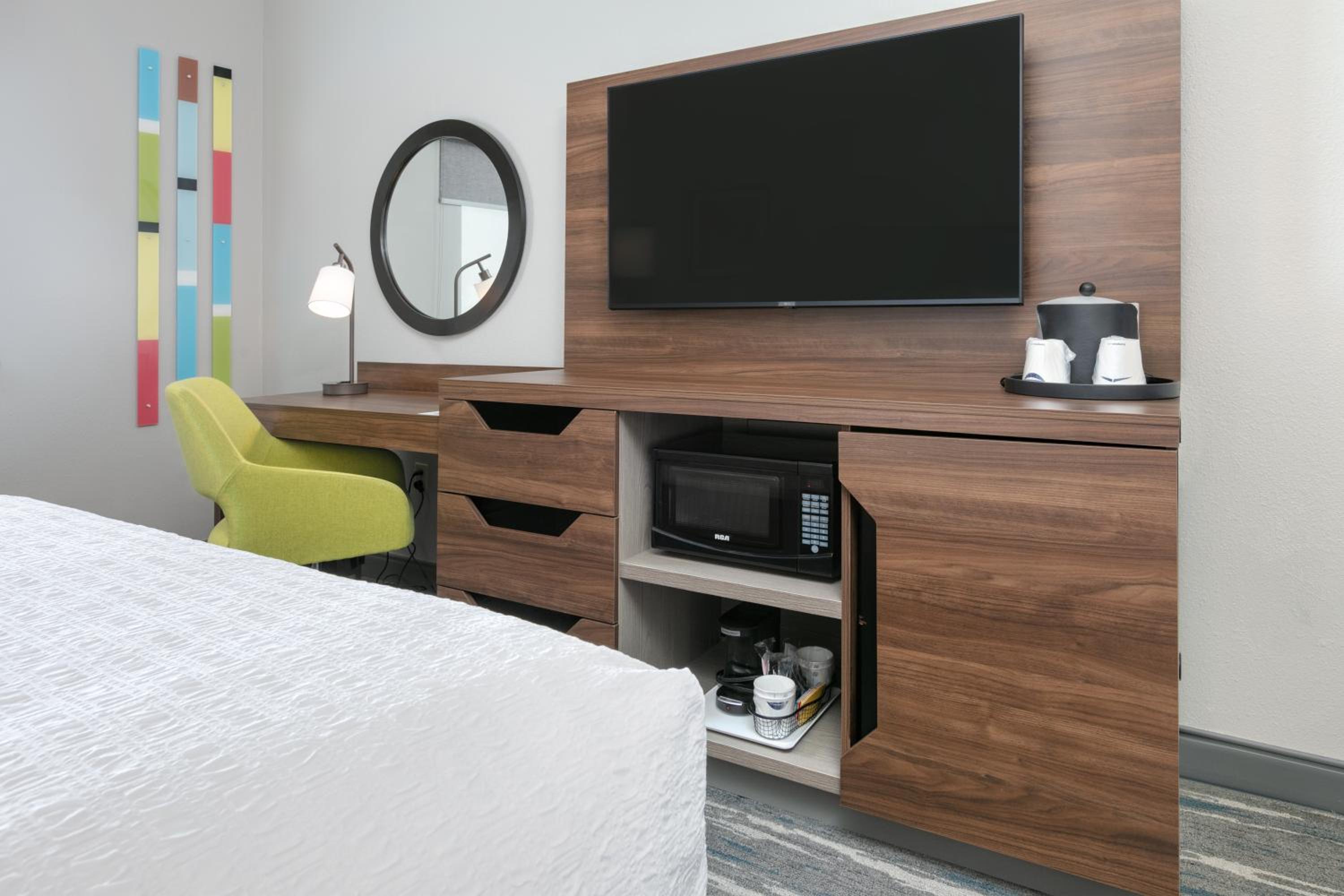 King Room with King Bed - Non-Smoking - Photo 5