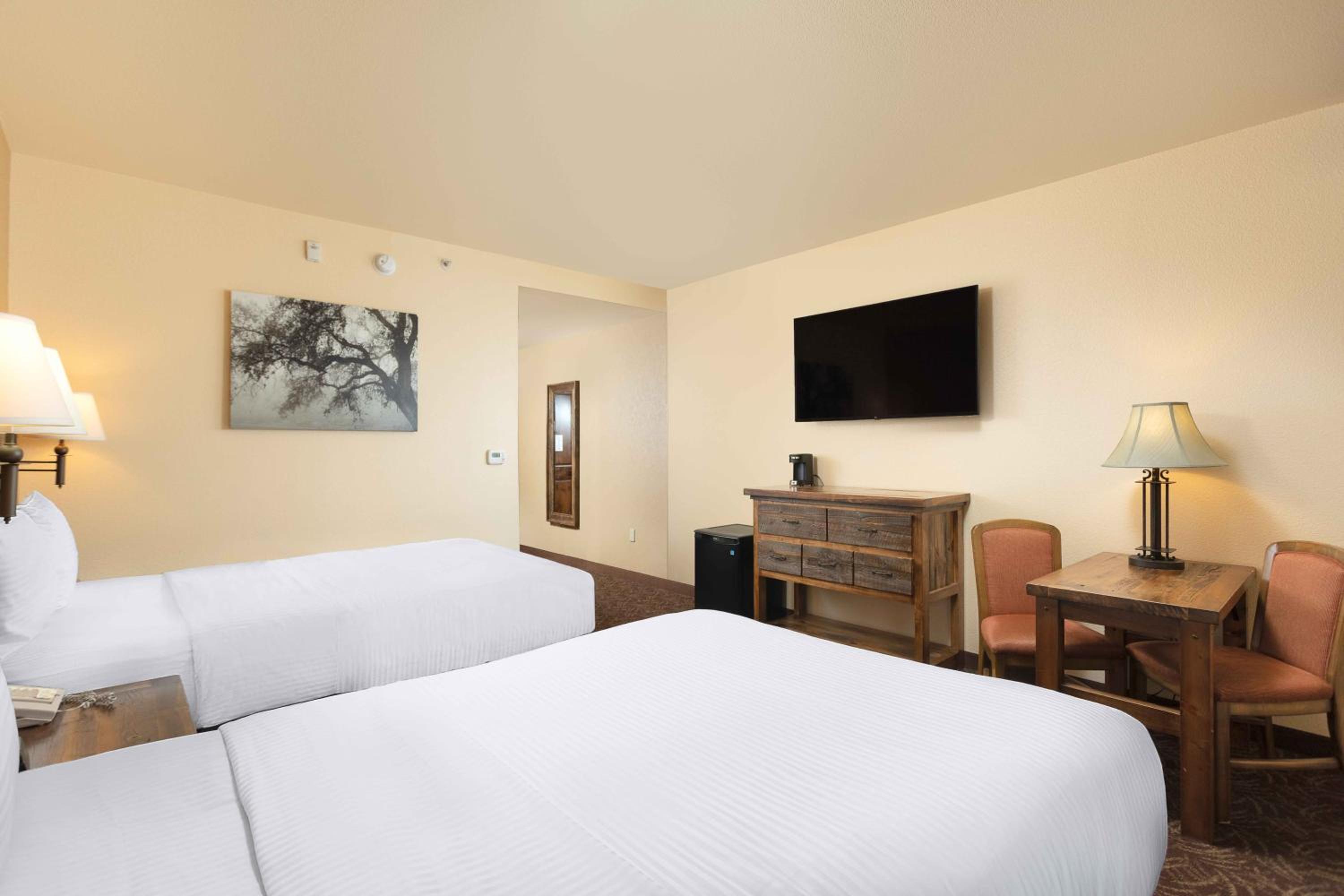 Two Double Beds - Non Smoking photo 3