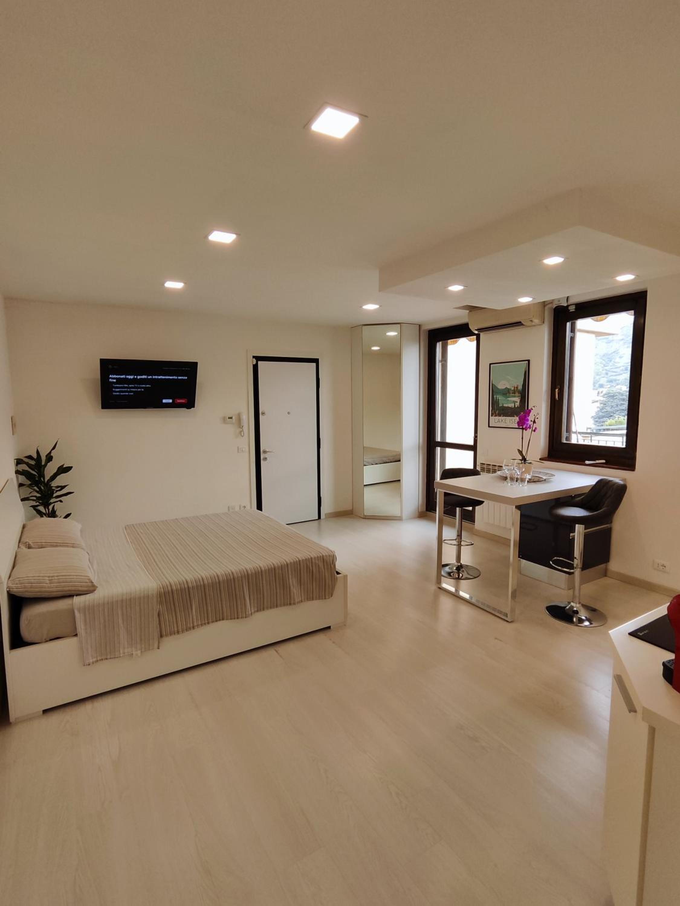 One-Bedroom Apartment photo 1