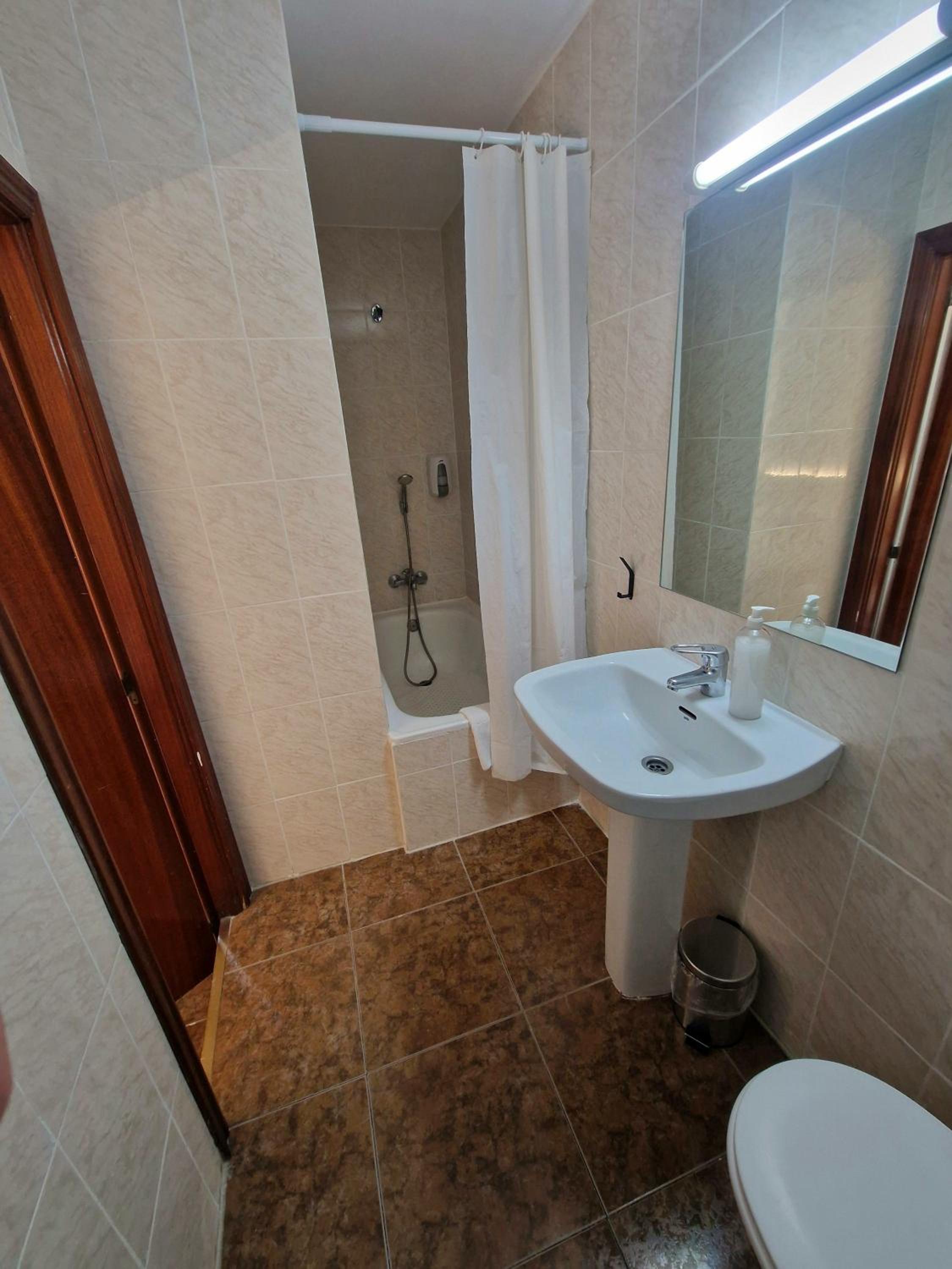 Twin Room - Photo 11