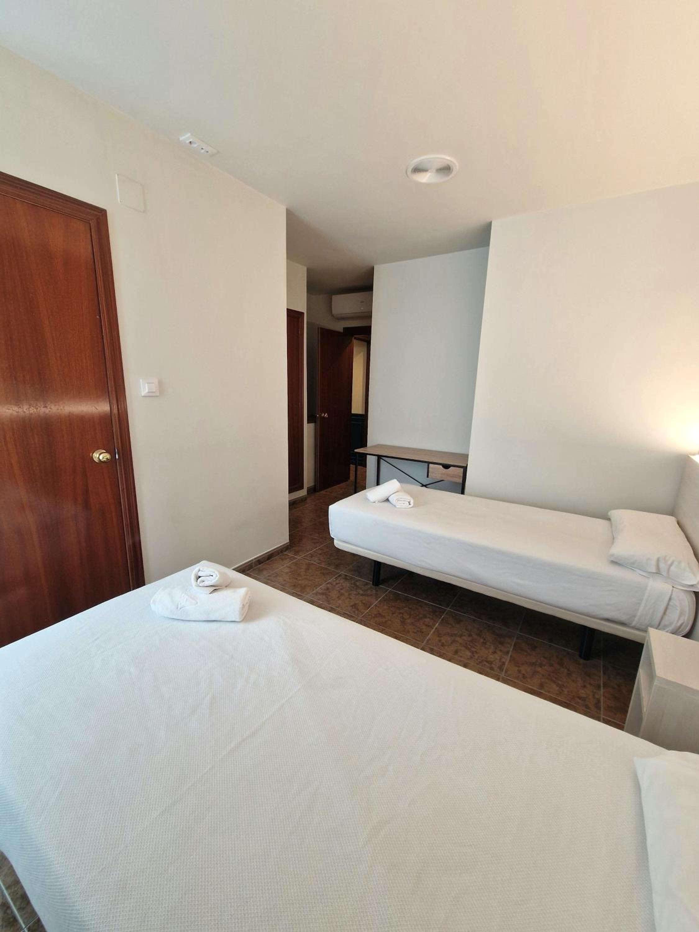 Twin Room - Photo 10