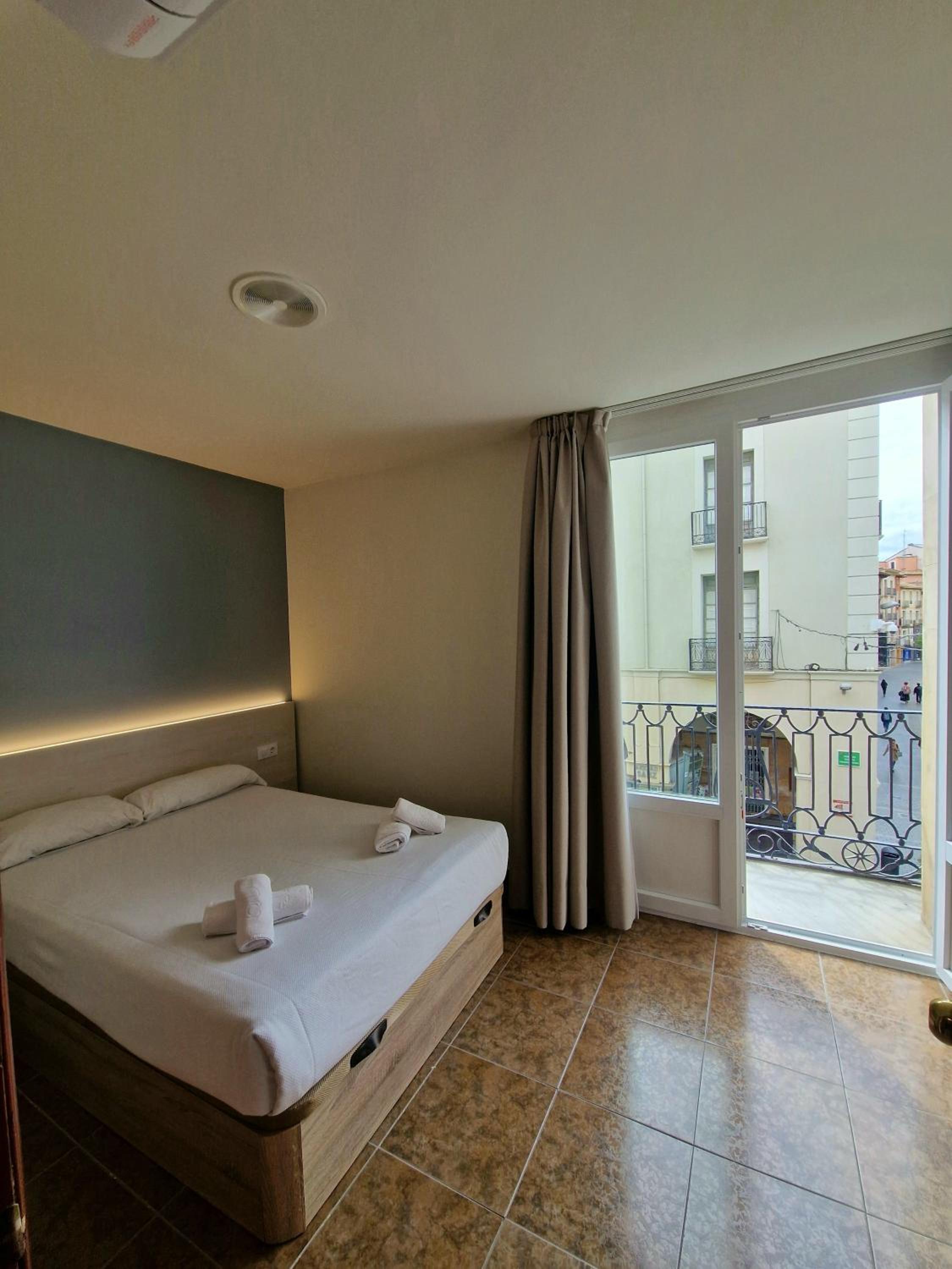 Double Room with Balcony - Photo 2