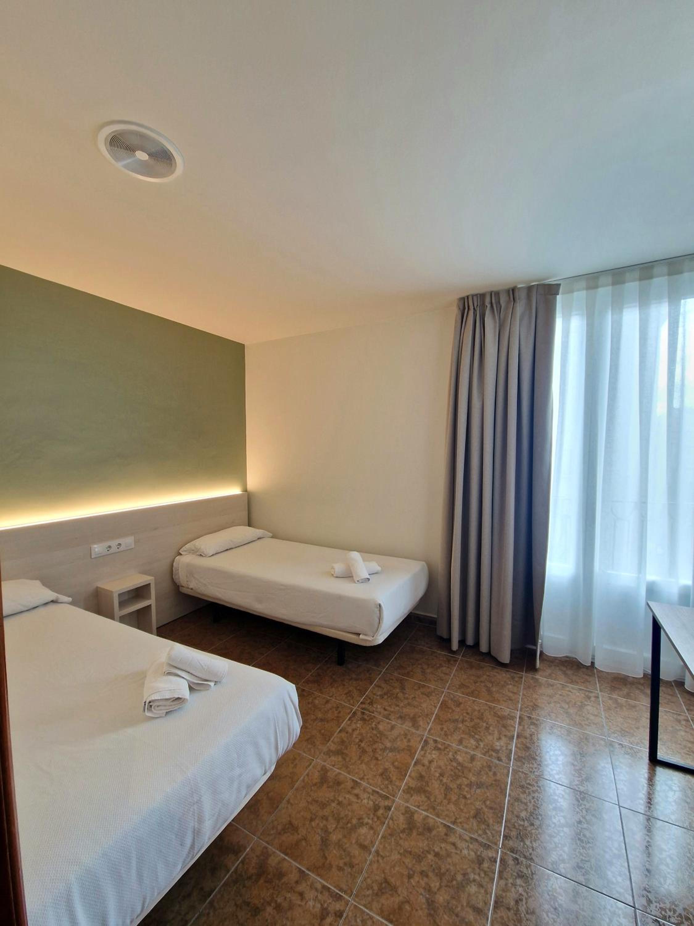Twin Room - Photo 12