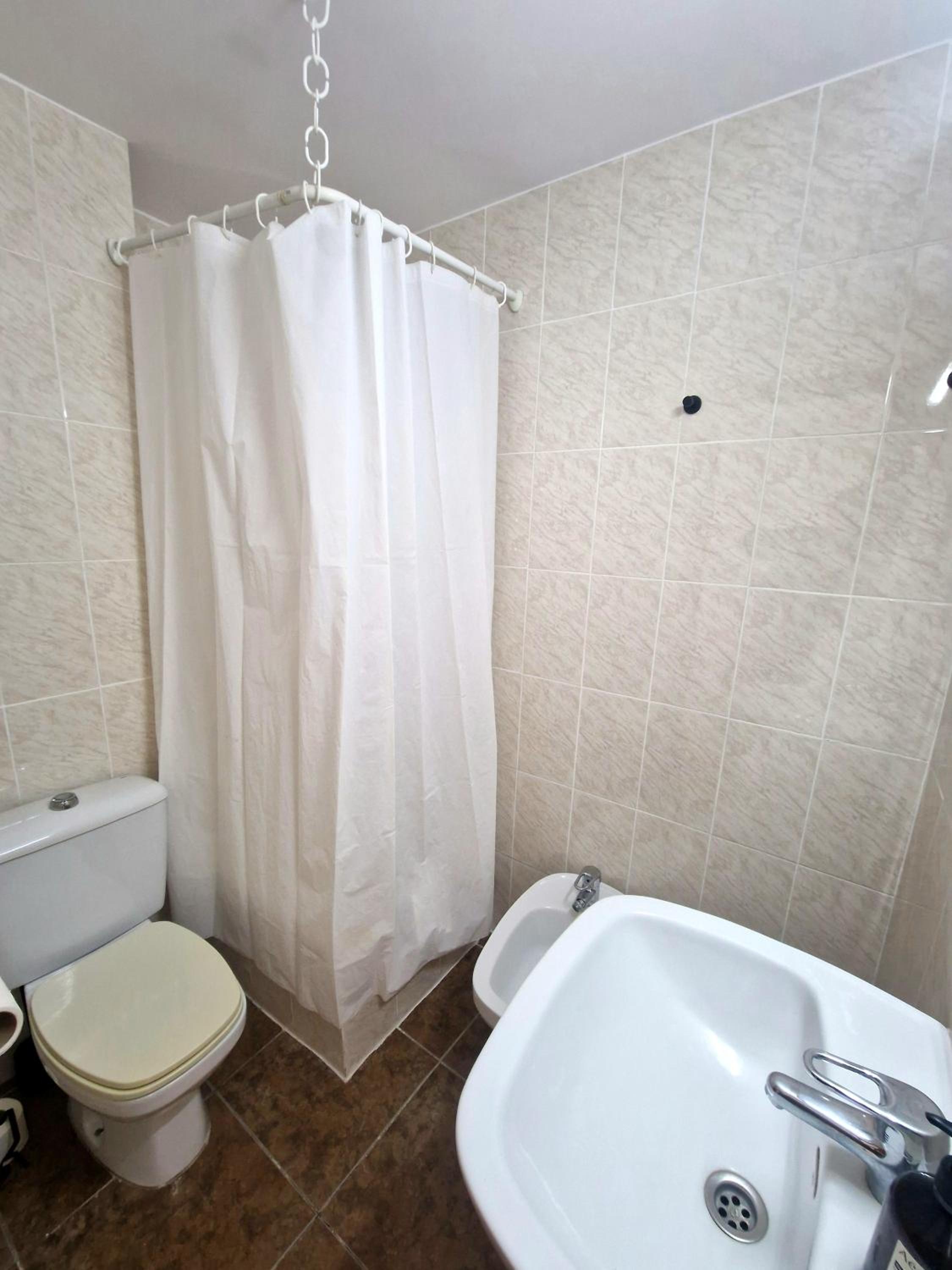 Twin Room - Photo 5