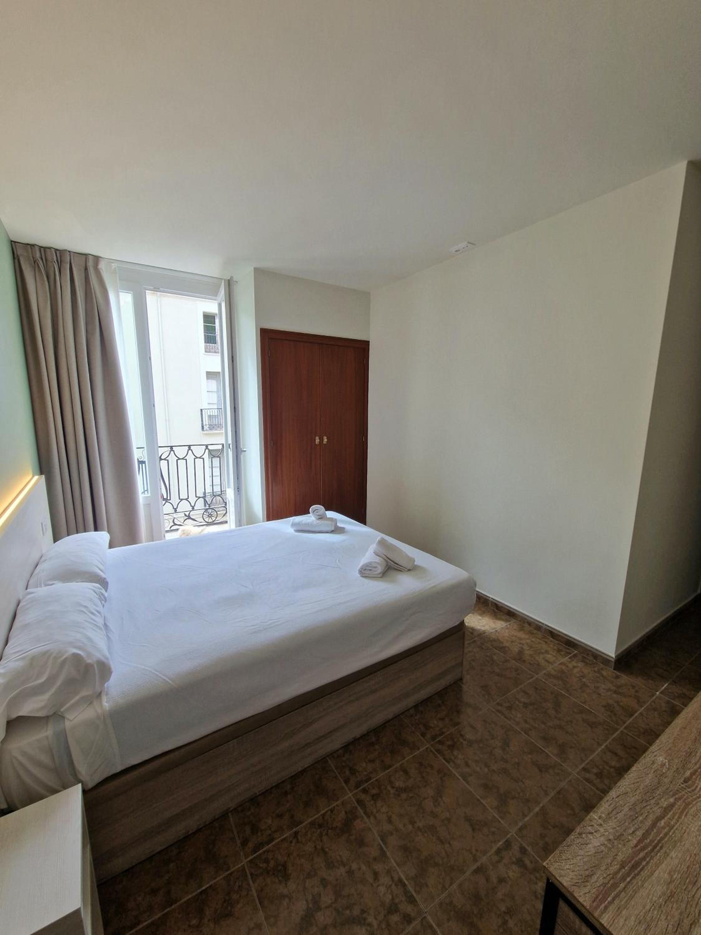 Double Room with Balcony - Photo 3