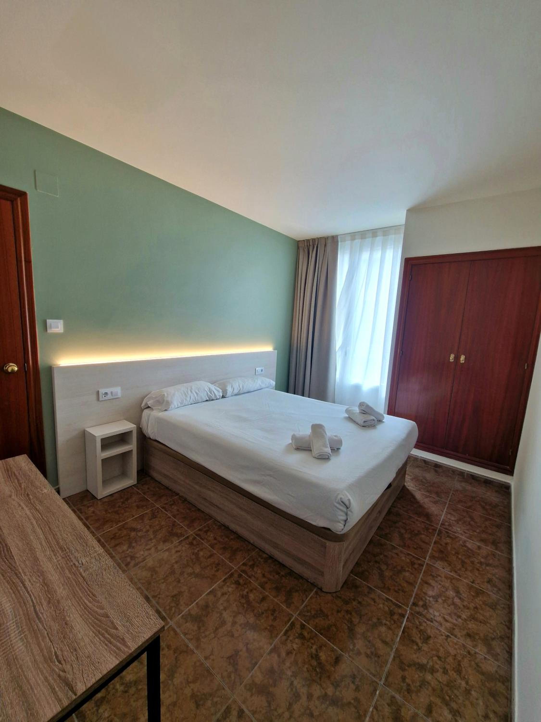 Double Room with Balcony - Photo 4