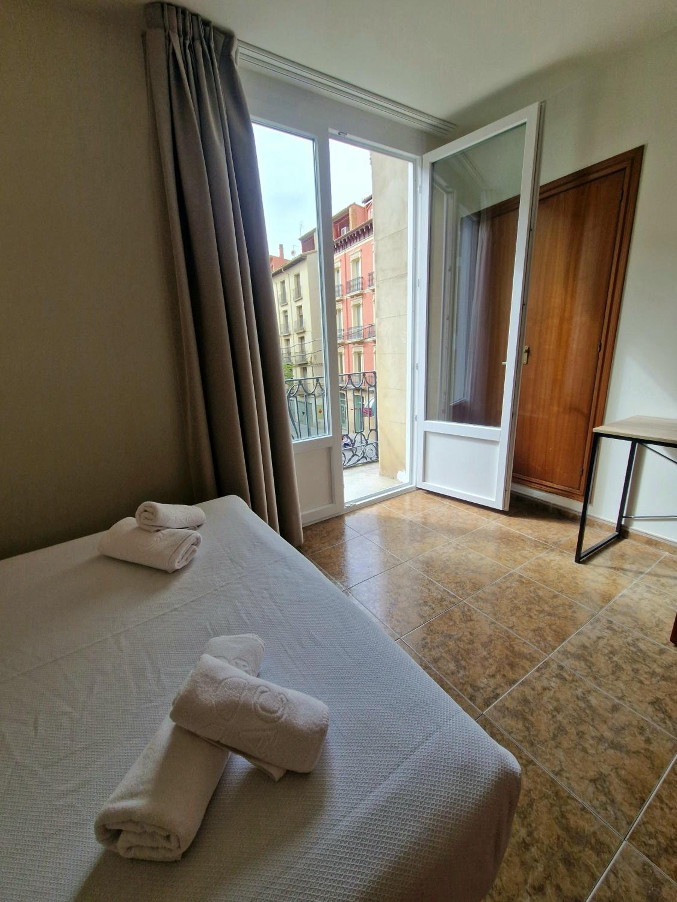 Double Room with Balcony - Photo 6