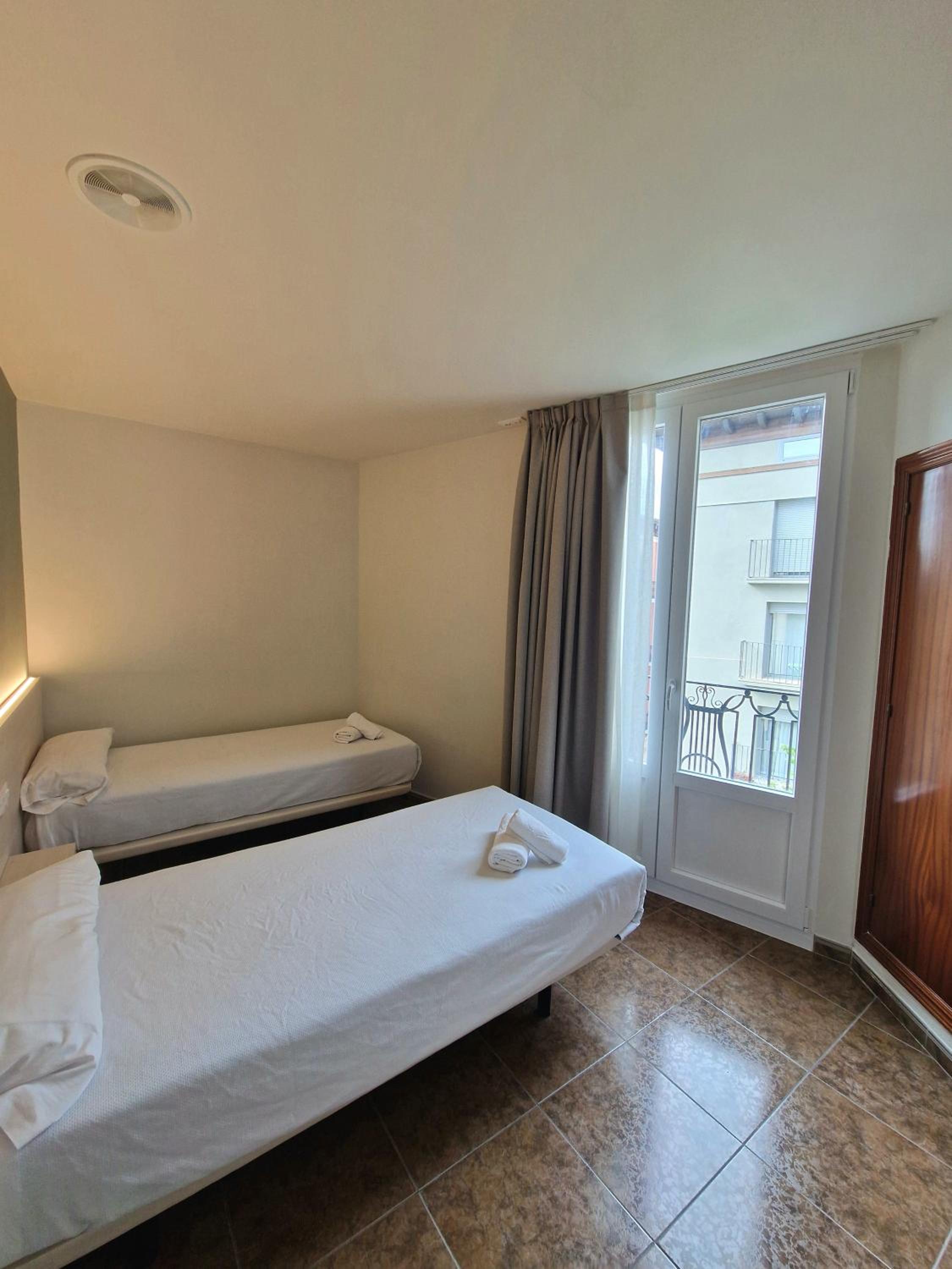 Twin Room - Photo 8
