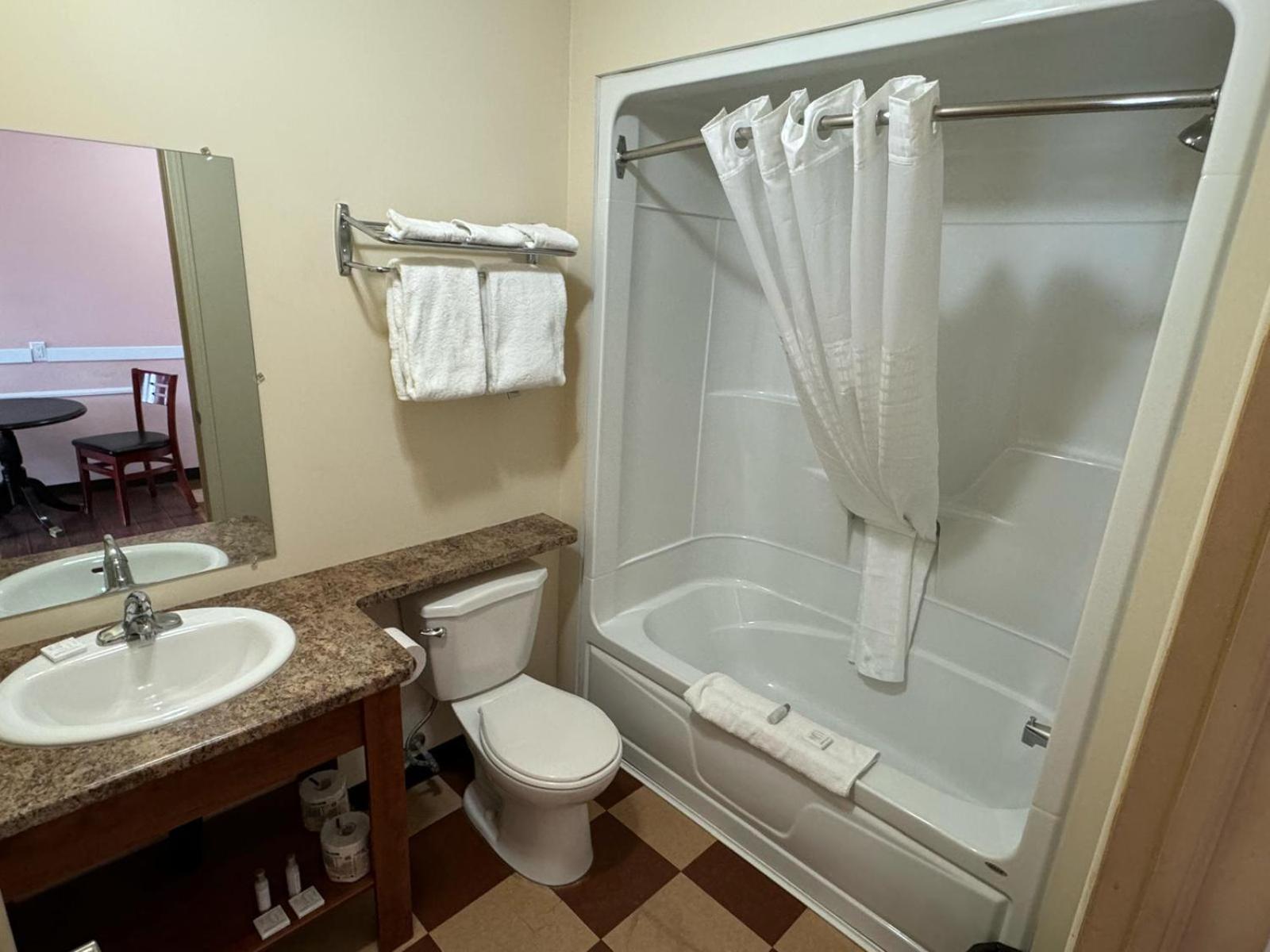 2 Double Beds, 1 Twin bed, Suite, Kitchenette, Non-Smoking - Photo 2
