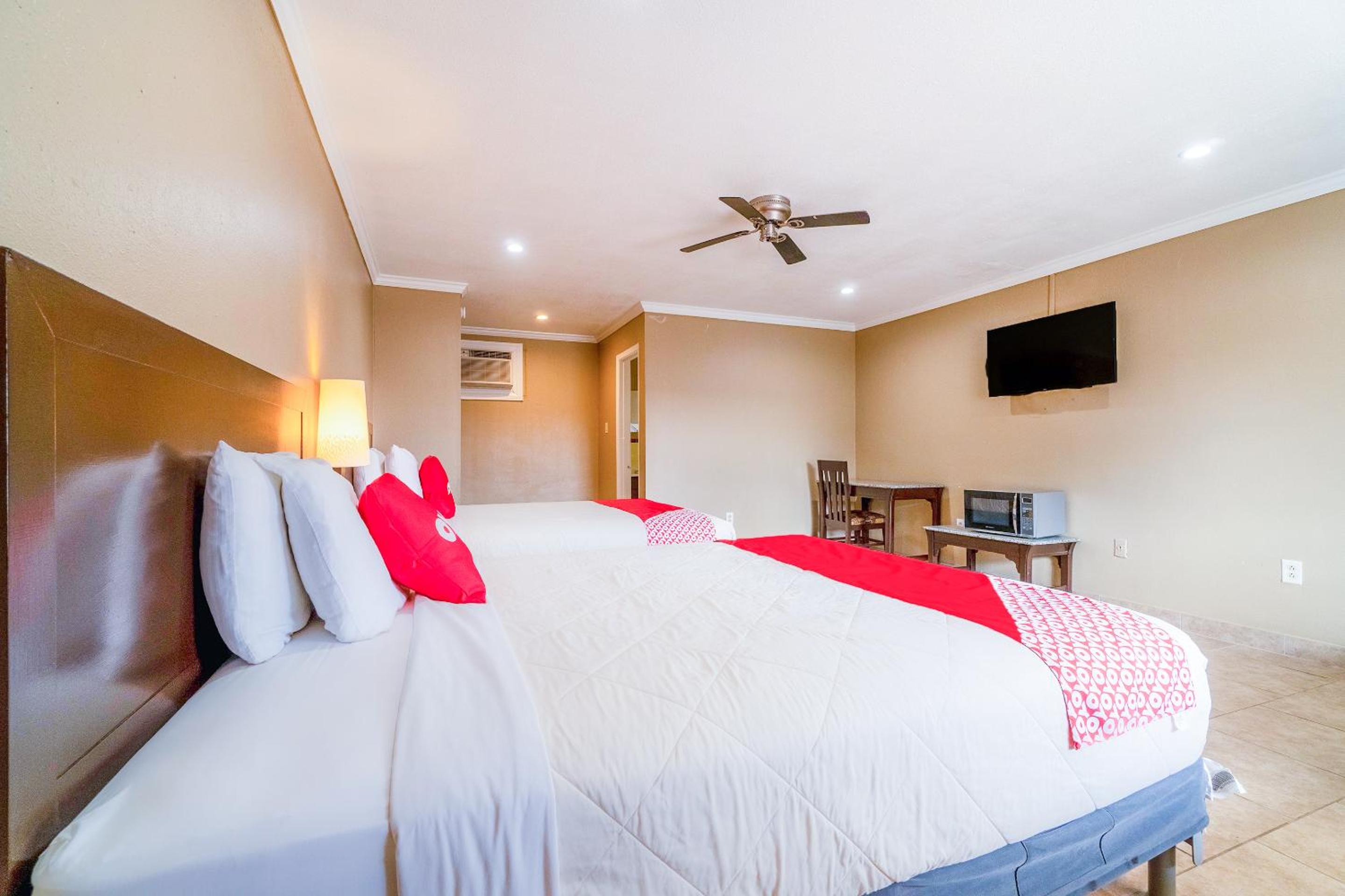 Double Room With Two Double Beds photo 3