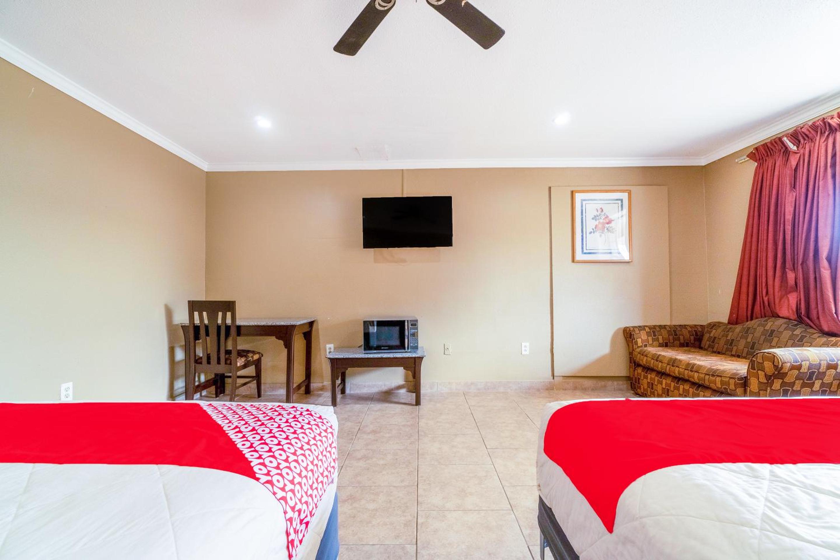 Double Room With Two Double Beds photo 2