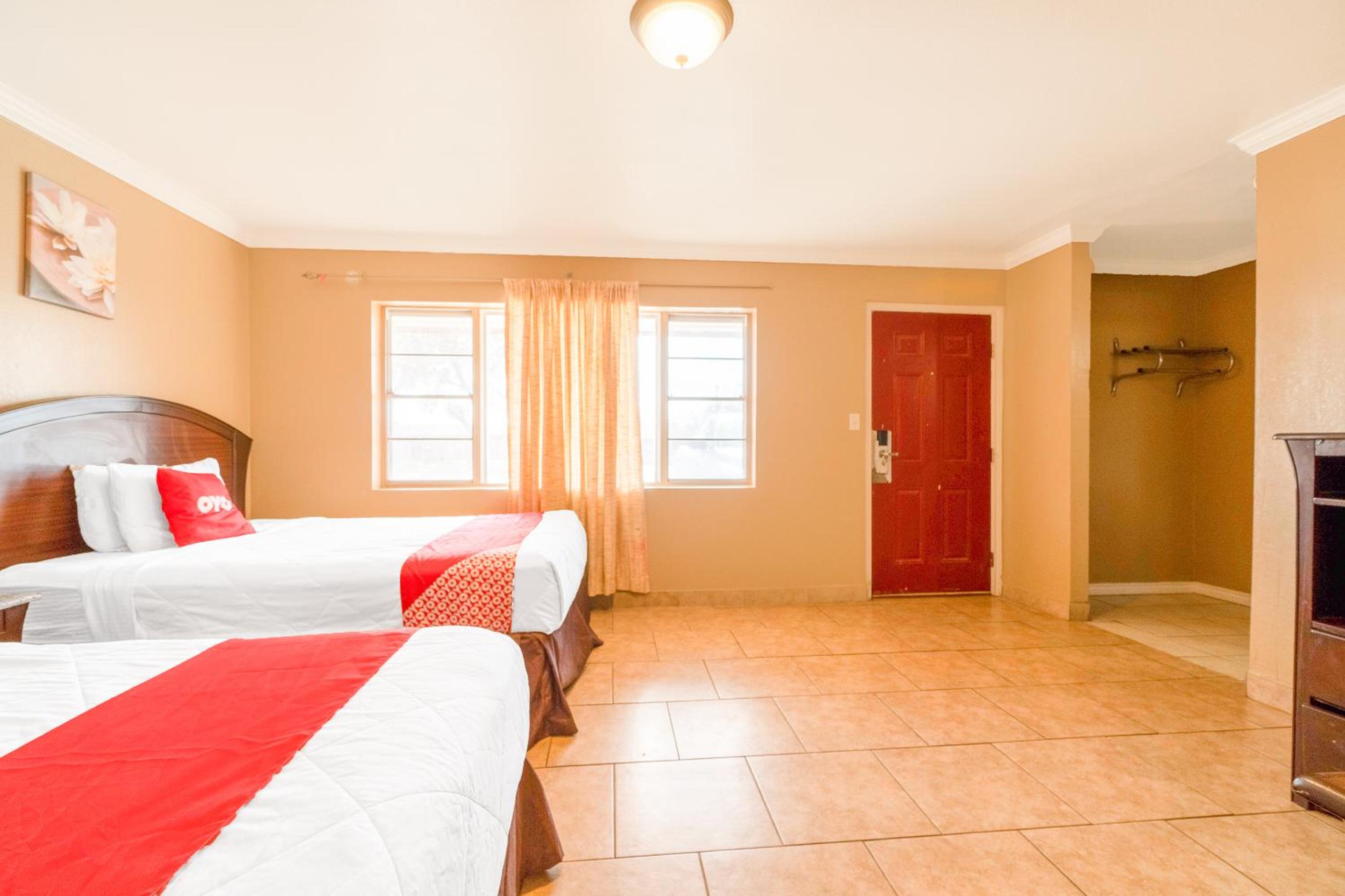 Queen Room With Two Queen Beds photo 3
