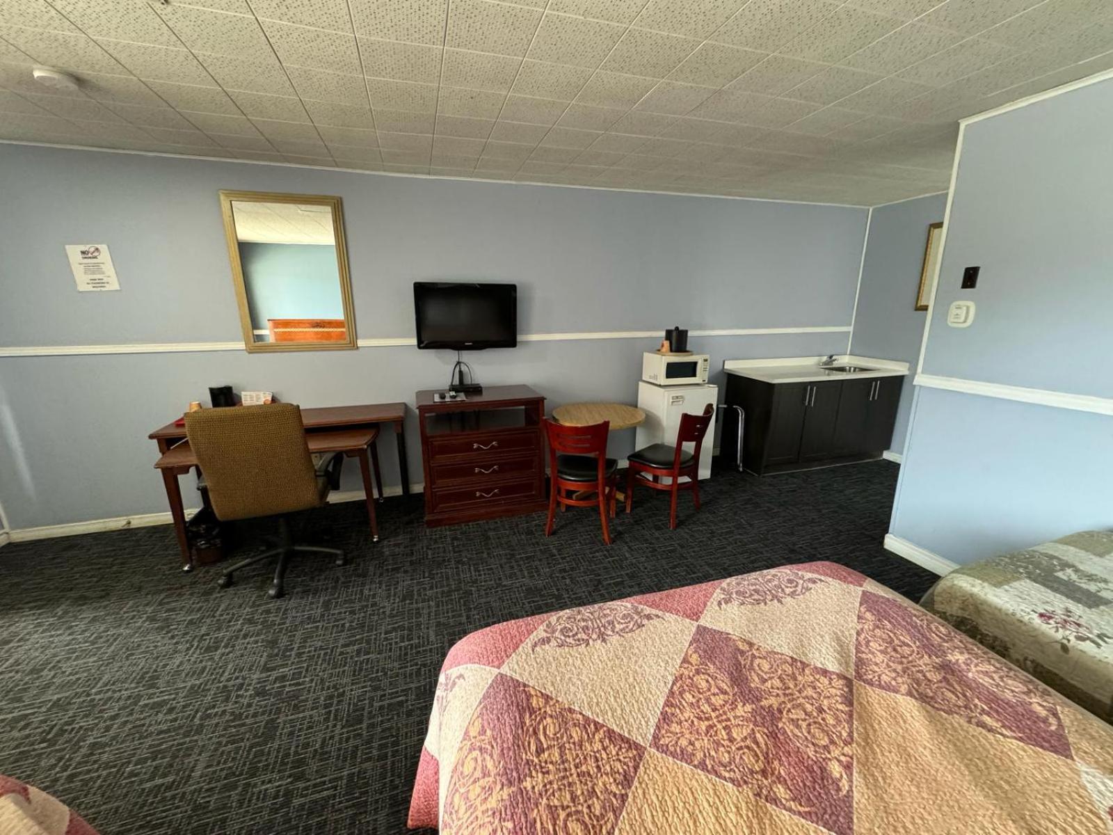 2 Double Beds, 1 Twin bed, Suite, Kitchenette, Non-Smoking - Photo 3