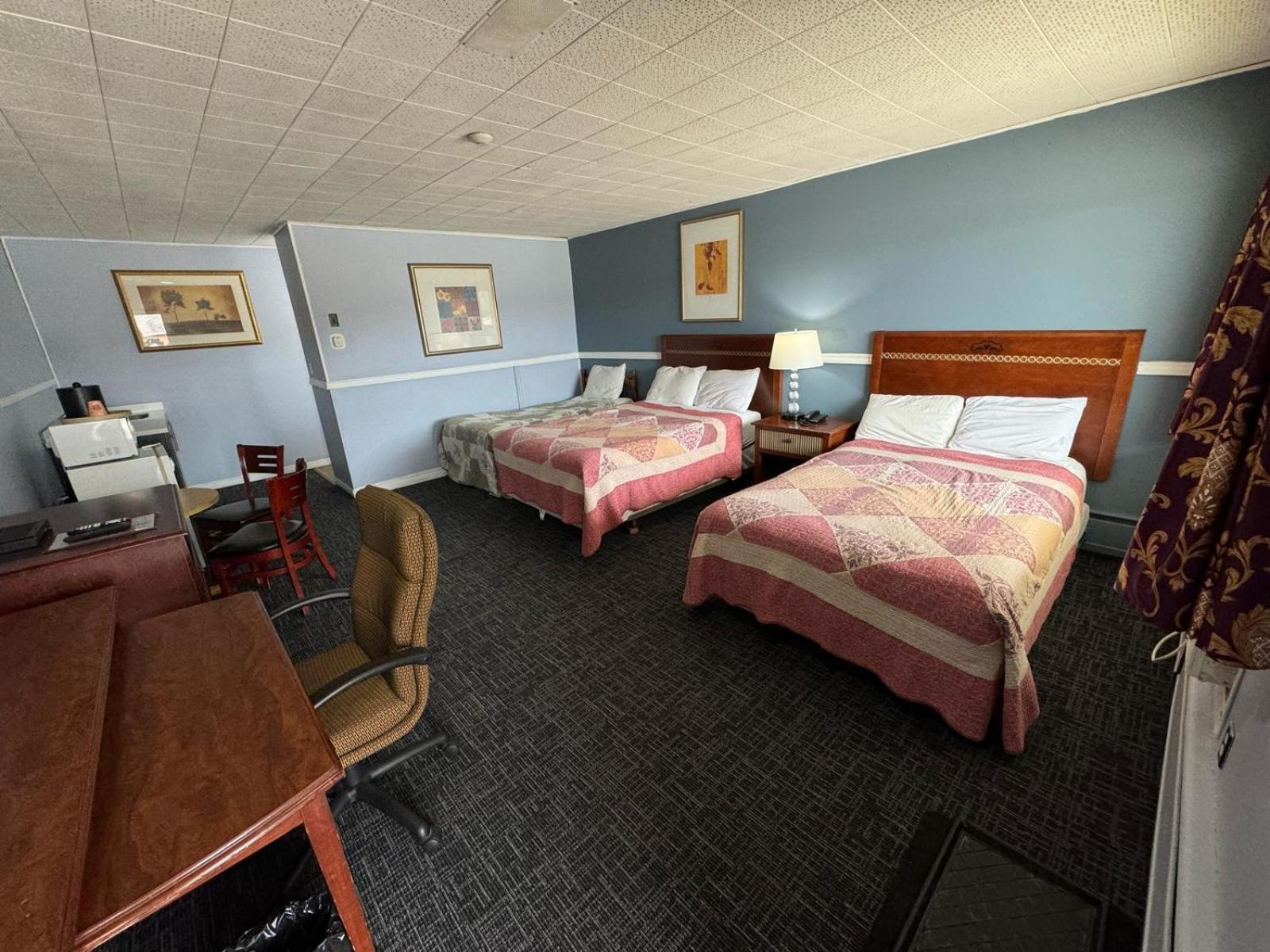 2 Double Beds, 1 Twin bed, Suite, Kitchenette, Non-Smoking - Photo 4