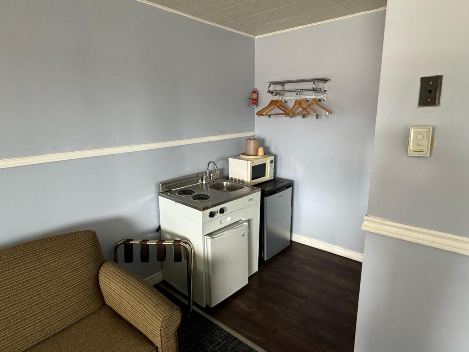 2 Double Beds, 1 Twin bed, Suite, Kitchenette, Non-Smoking - Photo 5