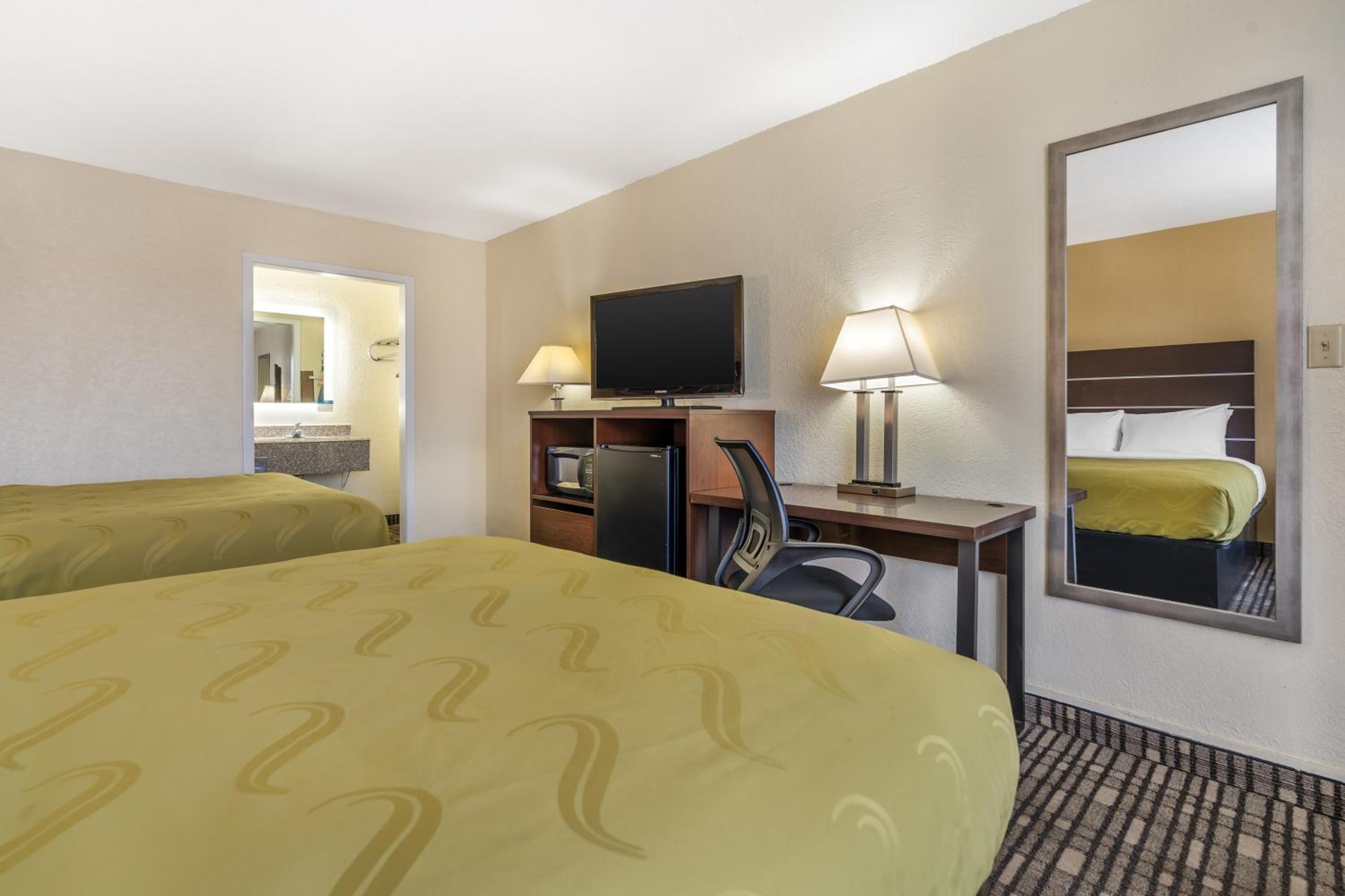 Queen Room with Two Queen Beds - Non-Smoking - Photo 9